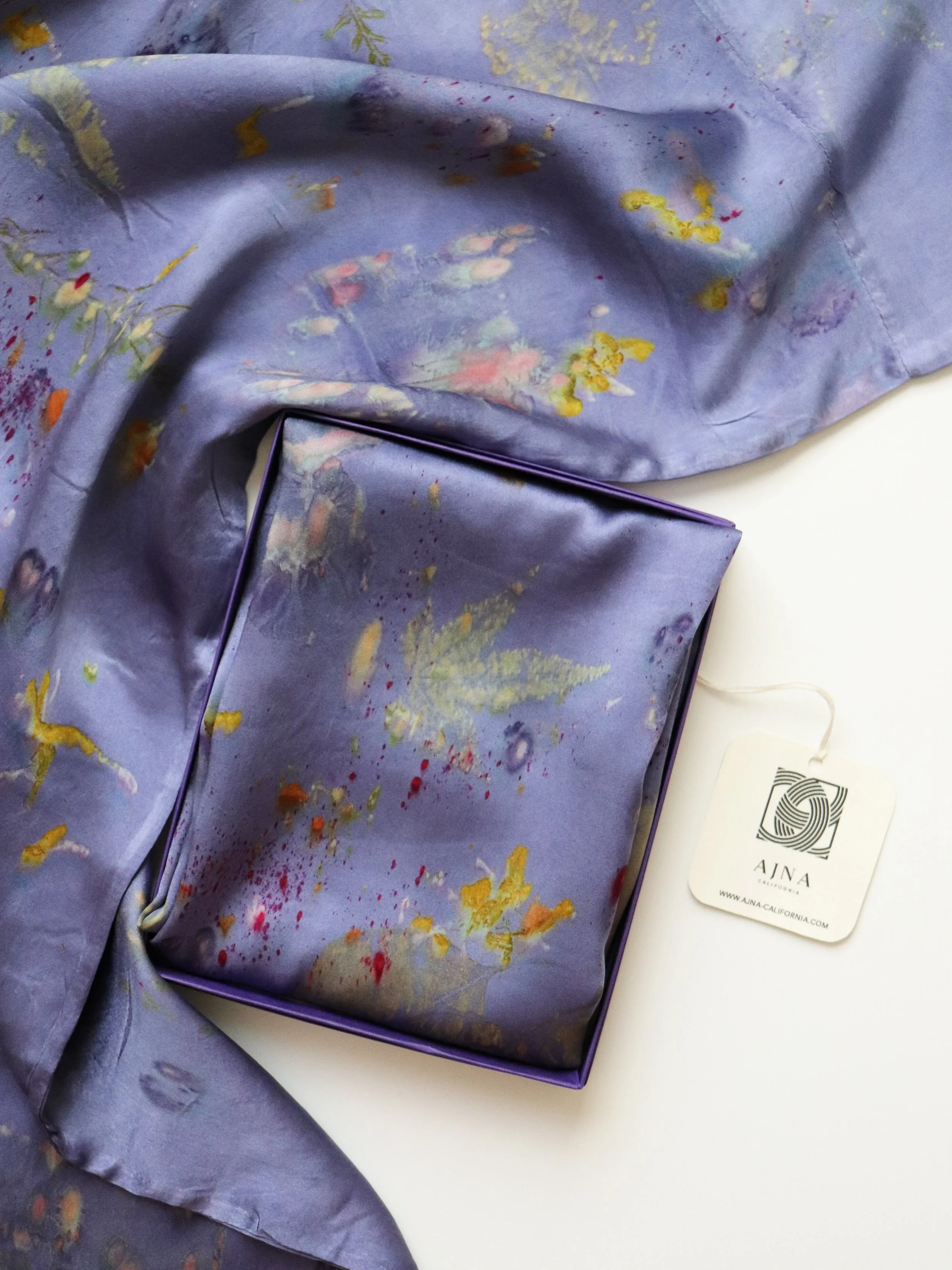 Botanically dyed silk pillowcase set 

#botanicallydyed #ajnacalifornia #silkpillowcases