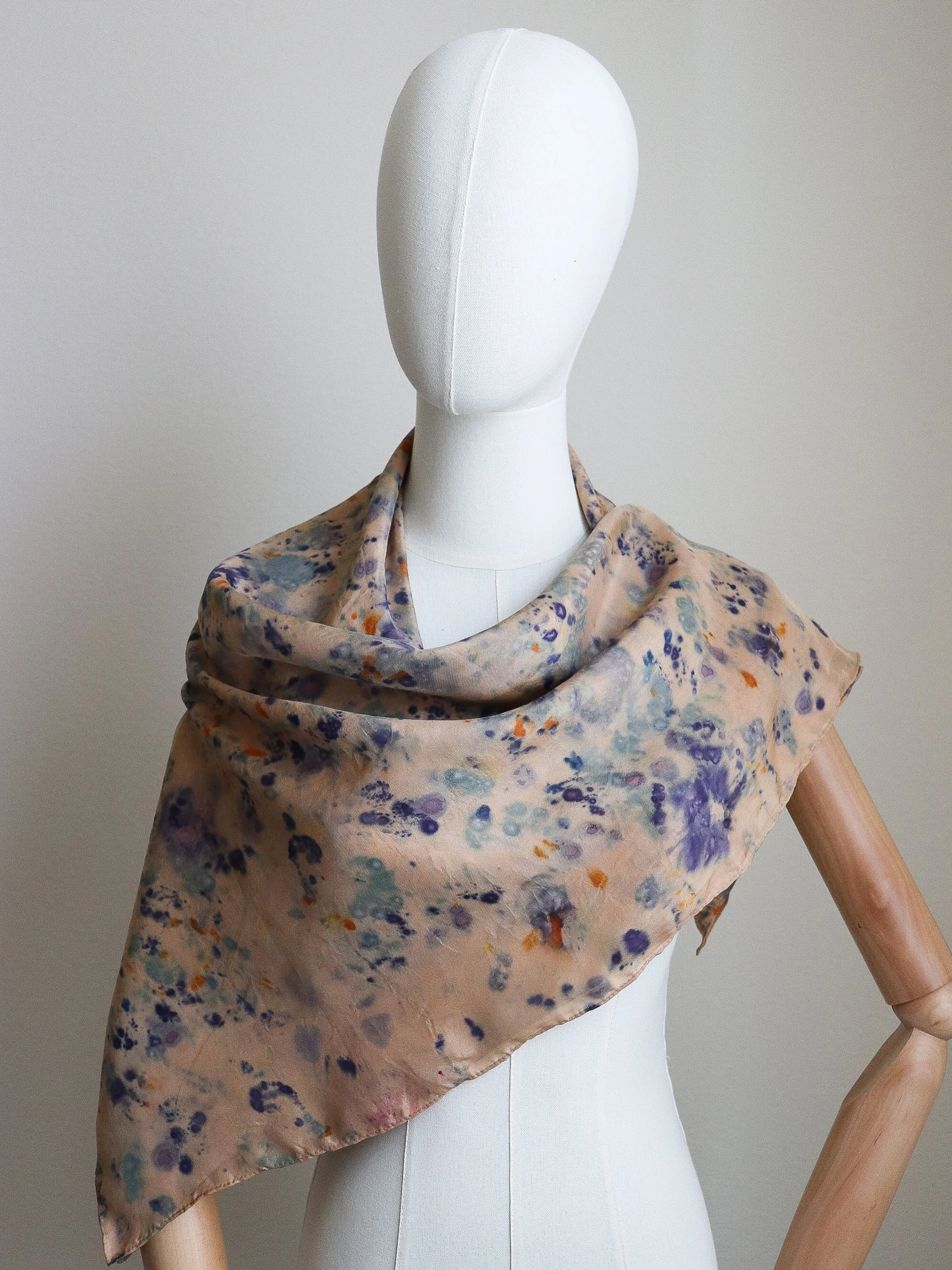 Botanically dyed silk scarf 

#botanicallydyed #uniquescarves #ajnacalifornia #naturallydyed