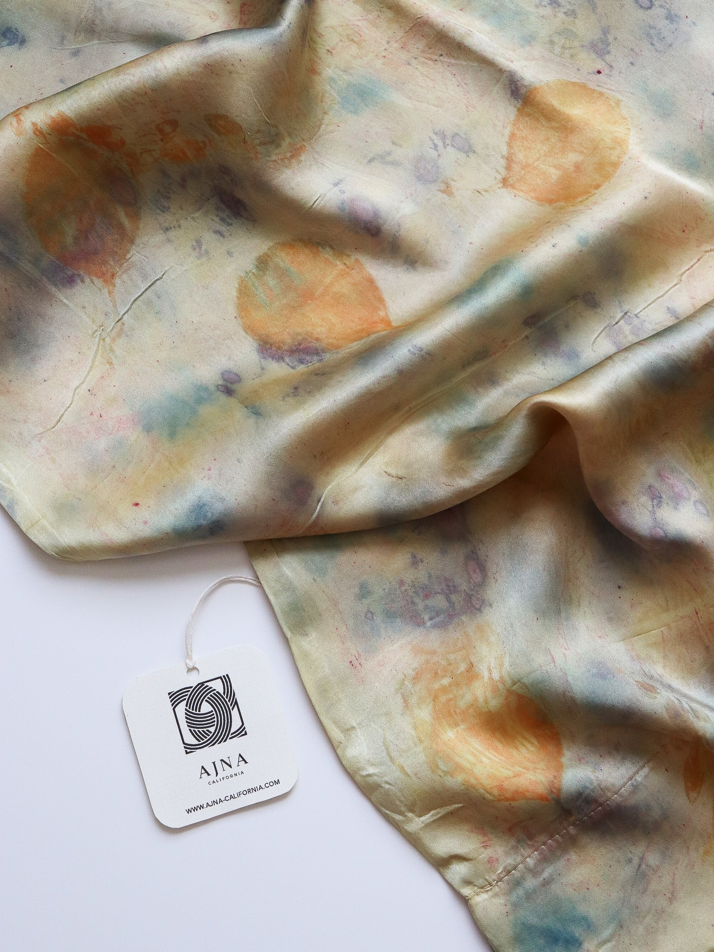 Botanically dyed silk pillowcase 🍂

Website update is this weekend! New silk pillowcase sets, single pillowcases and silk scarves are coming your way. Stay tuned! 💜

#botanicallydyed #silkpillowcase #ajnacalifornia #plantdyedsilk