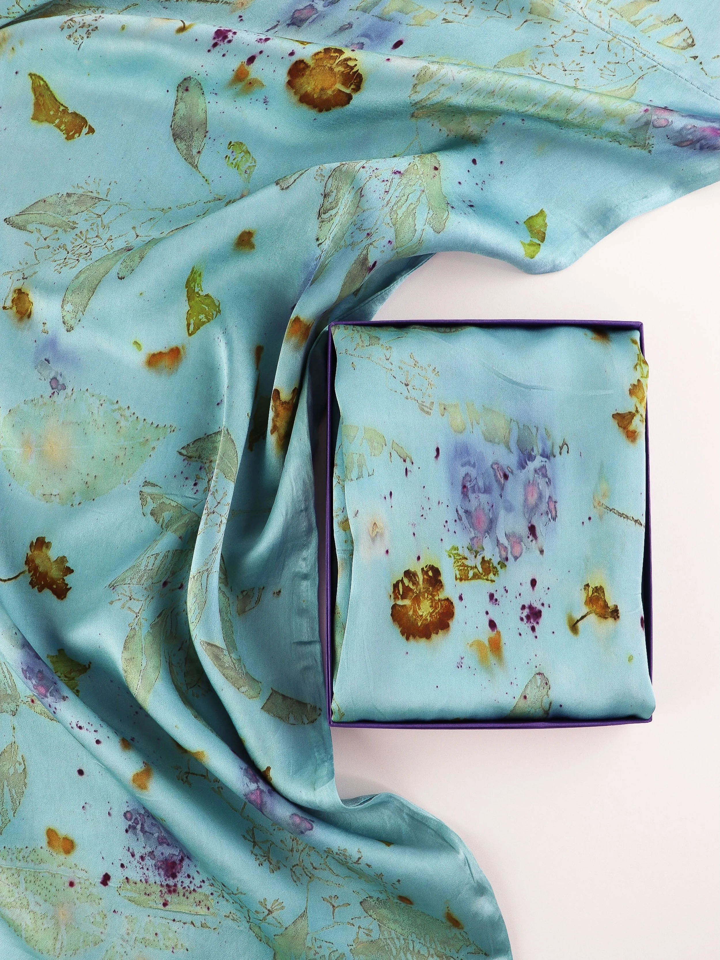 Botanically dyed silk pillowcase set 🪻
Dyed with Indigo and eco printed with Eucalyptus, coreopsis and rose

#botanicallydyed #silkpillowcase #ajnacalifornia #naturallydyed