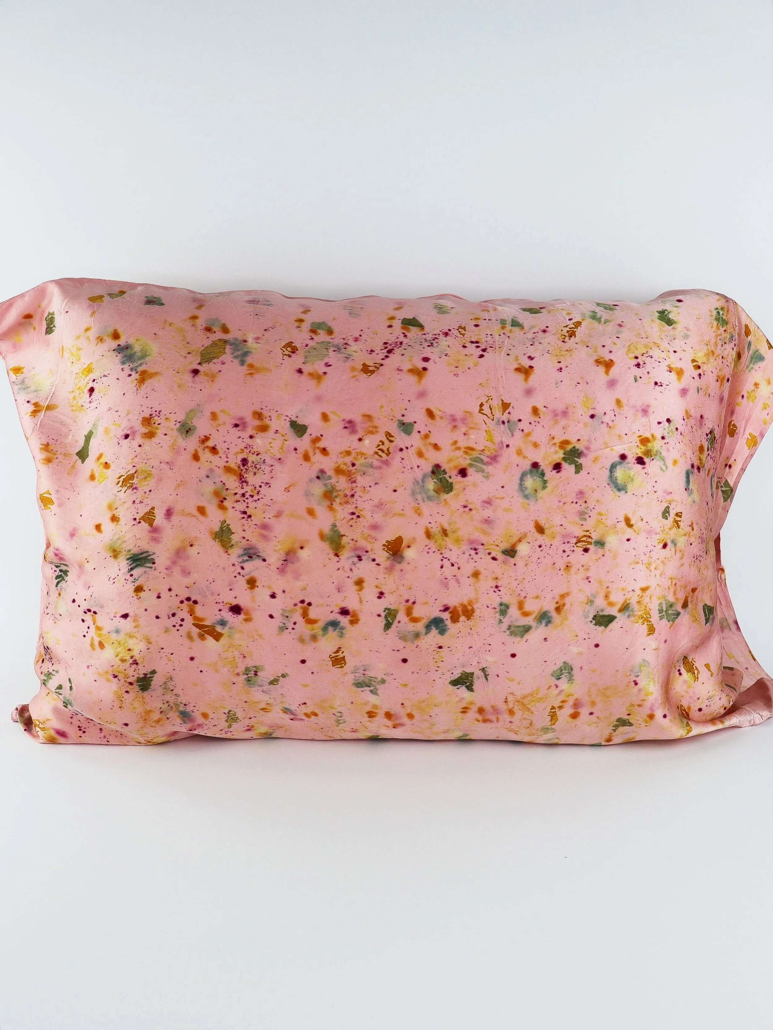 Botanically dyed silk pillowcase 🌸🌷

#botanicallydyed #silkpillowcase #ajnacalifornia #naturallydyed