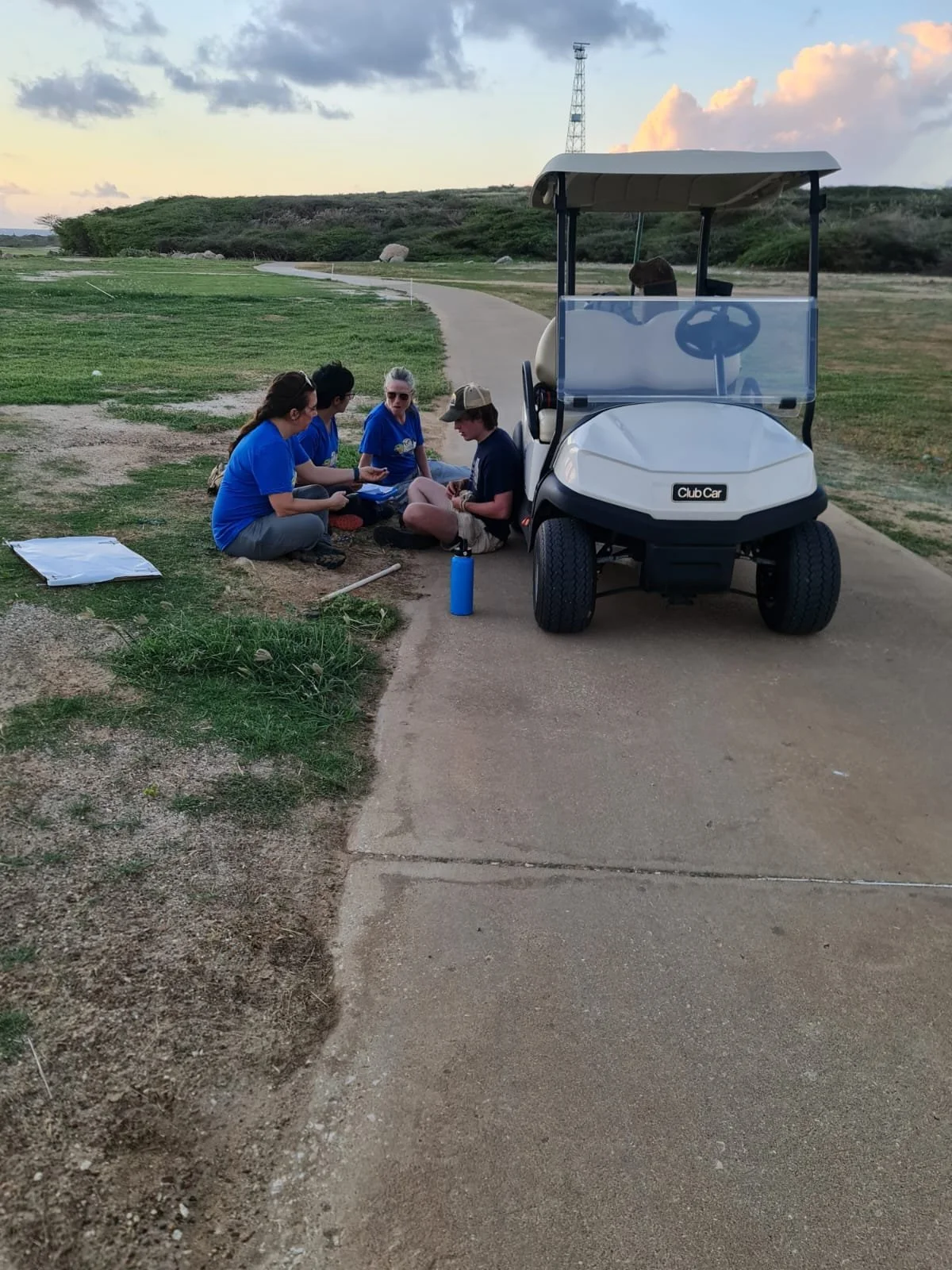 Lia, Anahi, Cynthia, and I collecting measurements of a Shoco. 