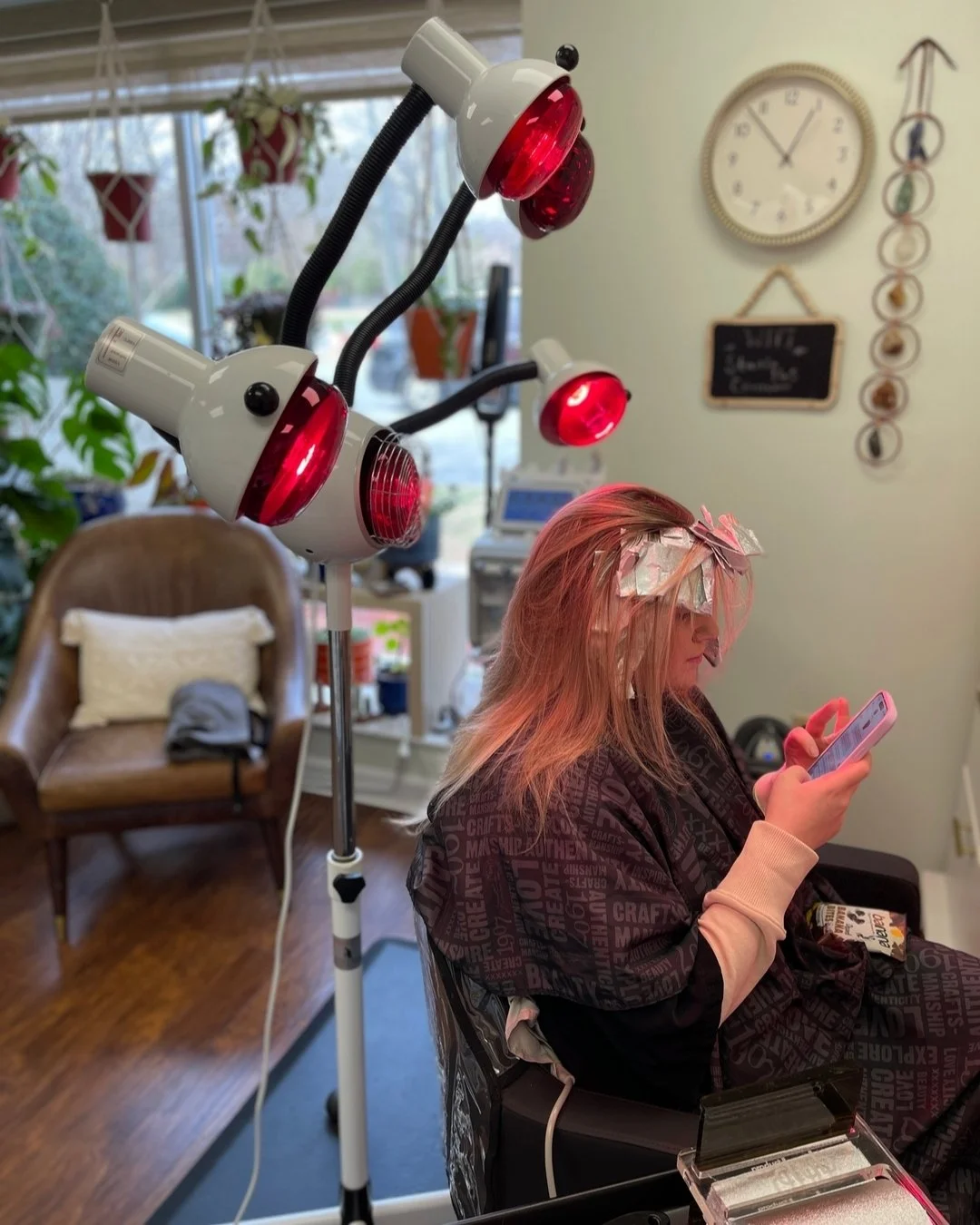 The glow-up secret you wish you knew about sooner 👇🏼🤫

Nowadays when our we&rsquo;re spending more and more time indoors and away from the natural light, red light therapy steps in as a game changer. 💡 

It's like a power boost for your cells!

R