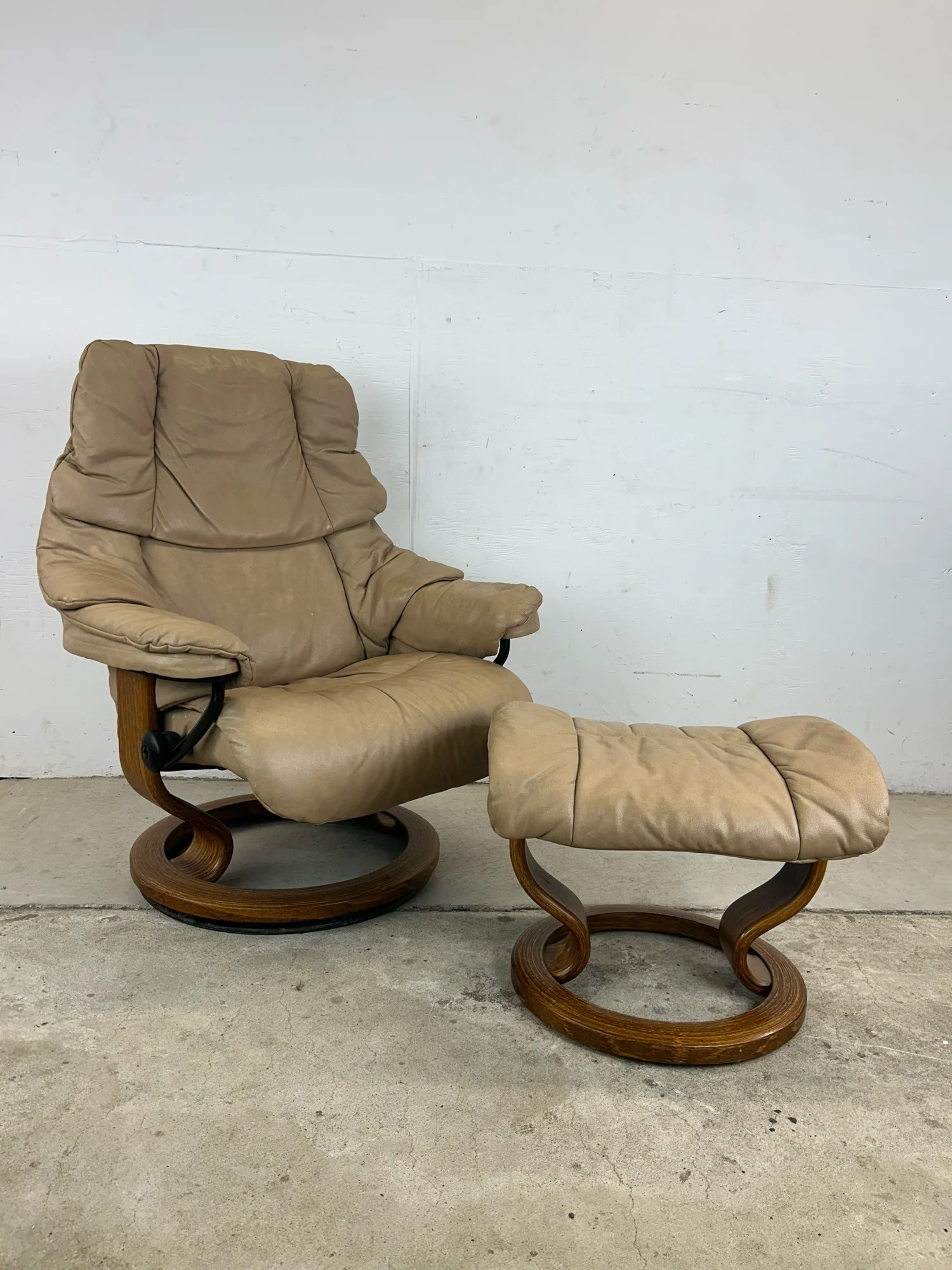POEM　EKORNES オットマン Ekornes Stressless View Medium Power Recliner With Ottoman