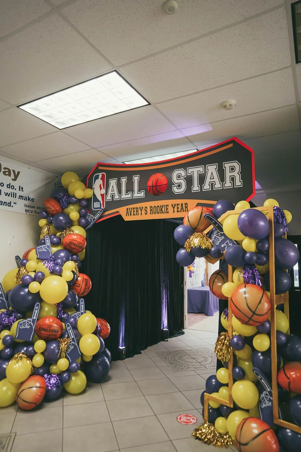 Basketball Balloons, Bash Balloons, Birthday Balloons, Nashville Balloons, Mount Juliet Balloons, Balloon Stylist 
