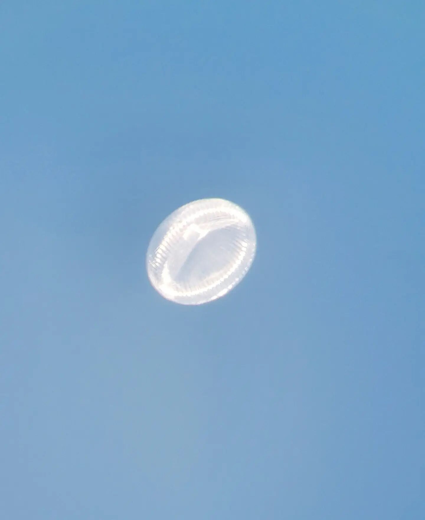 Here's the mysterious weather ballons that have been hovering over Oahu for the last few days. Bummer it's not aliens. Another false alarm.
Taken from @royalhwnctr