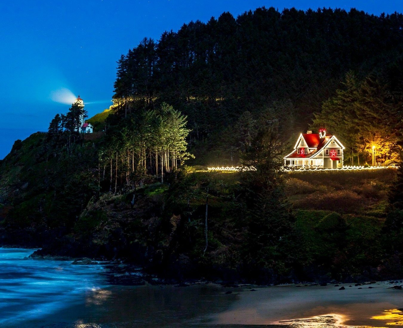 curts xmas house on cliff (2).JPG