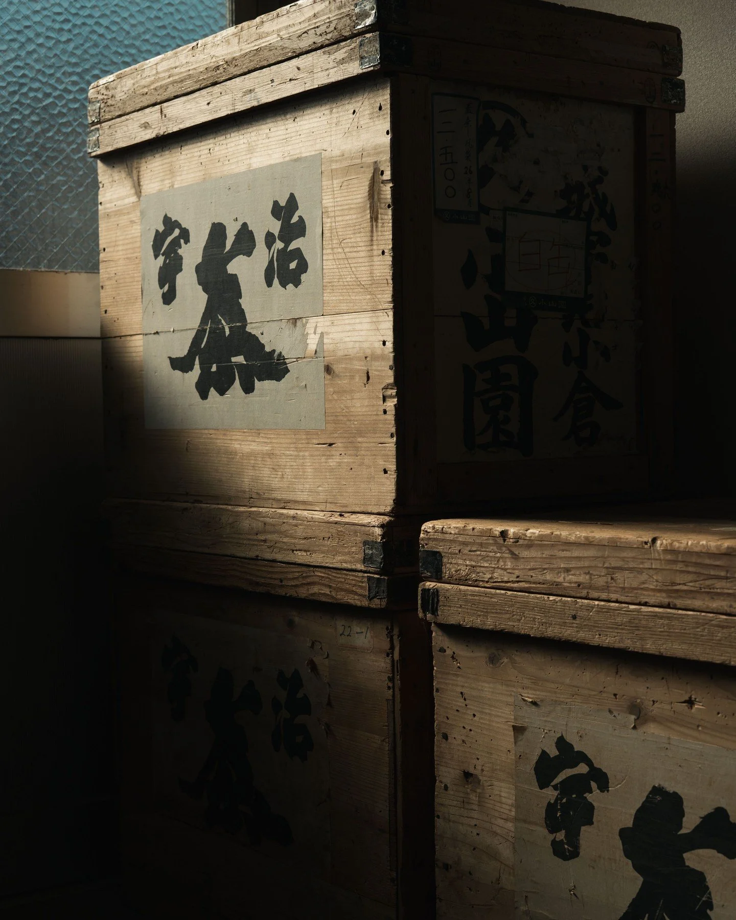 Chabako (茶箱) is traditionally made from cedar wood and lined with zinc that protects tea from moisture and damage. 

As Uji tea spread throughout Japan during the Edo period under the Tokugawa shogunate, these boxes became essential for preserving it