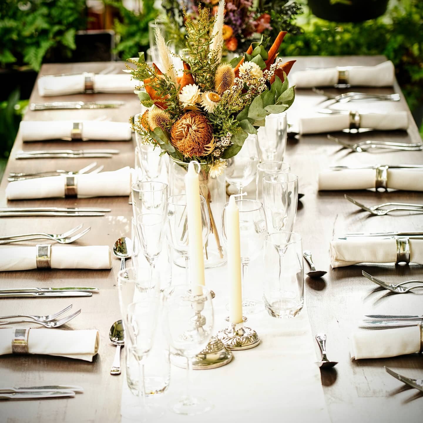 Minimalist, understated elegance can bring such a unique, clean cut, contemporary look for your event. 

🪴🌿🪴🌿

Flowers: @elsaandgray 👏😍
Tableware: @fernandfallowevents 🤎