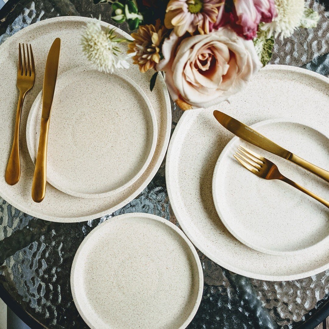 So in love with our new Robert Gordon platform sand dinnerware available for hire soon! And aren't those golden tones just the stuff dreams are made of... 😍 

🪴🌿🪴🌿

Big shoutout to @casetta_living  for delivering with only two days notice and a 