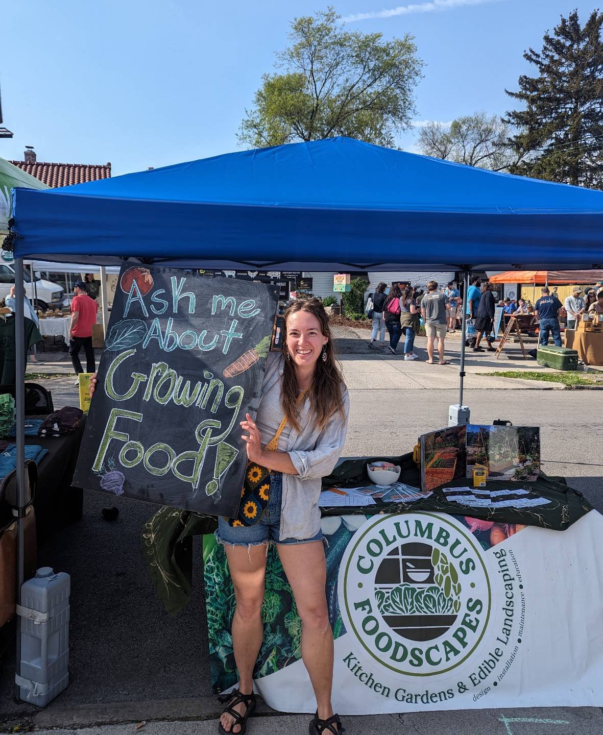 Answering gardening questions this morning @commongreens_clintonville! Clintonville, y'all rock and are doing the good work 🥦🌱 thanks for having us 🦋

#FarmersMarket #ClintonvilleFarmersMarket #growfood