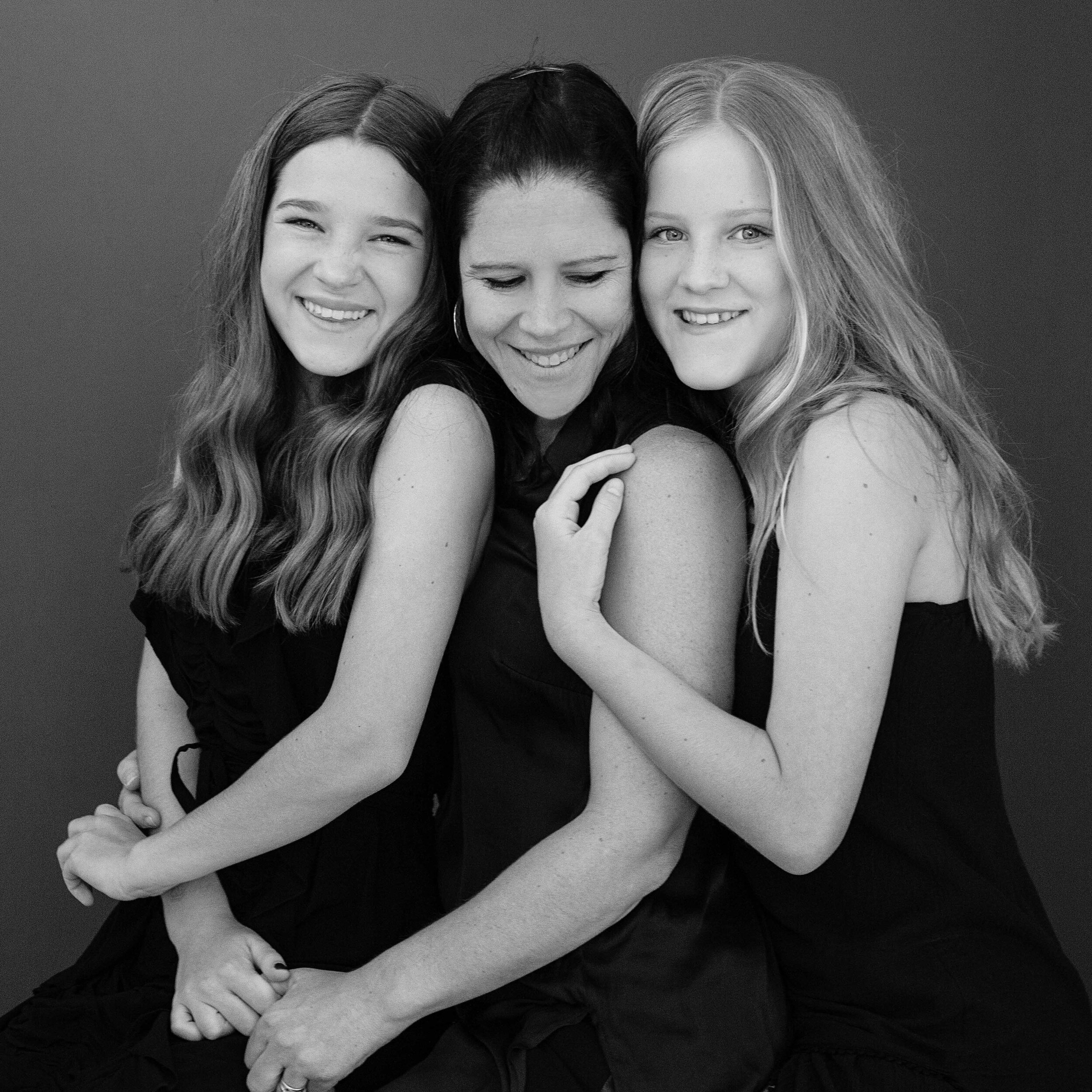 Beautiful-Images-Photography-Fiona-Lindberg-mothers-day-daughters.jpg