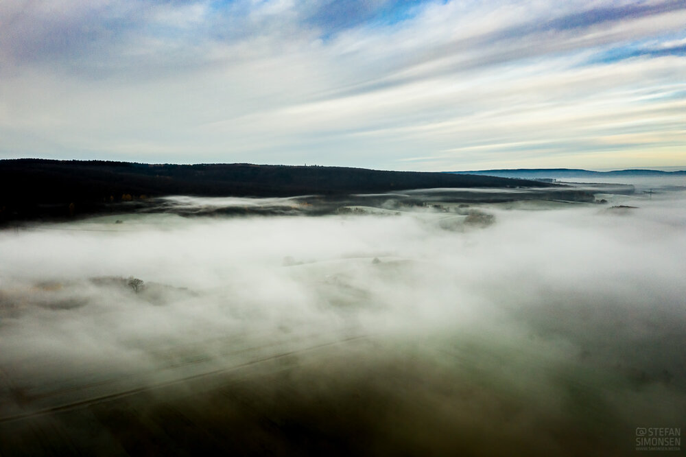 Morgendliches Drohnenfoto vom wolkenverhangenen Deister