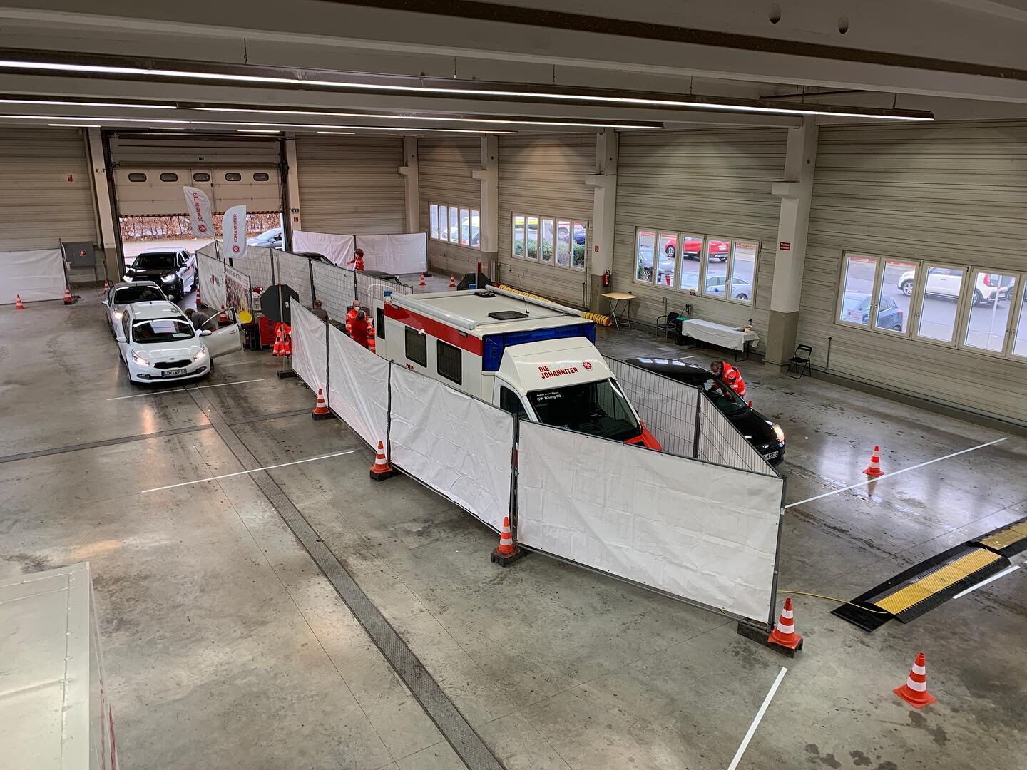 D&uuml;ren, Aachen, Stolberg, wieder Aachen und zur&uuml;ck nach Hause: F&uuml;r die Johanniter war ich heute rund 16 Stunden und 700km unterwegs, um vier Themen zu fotografieren (u.a Impfstation Drive-in, Geschenkaktion f&uuml;r vom Hochwasser betro