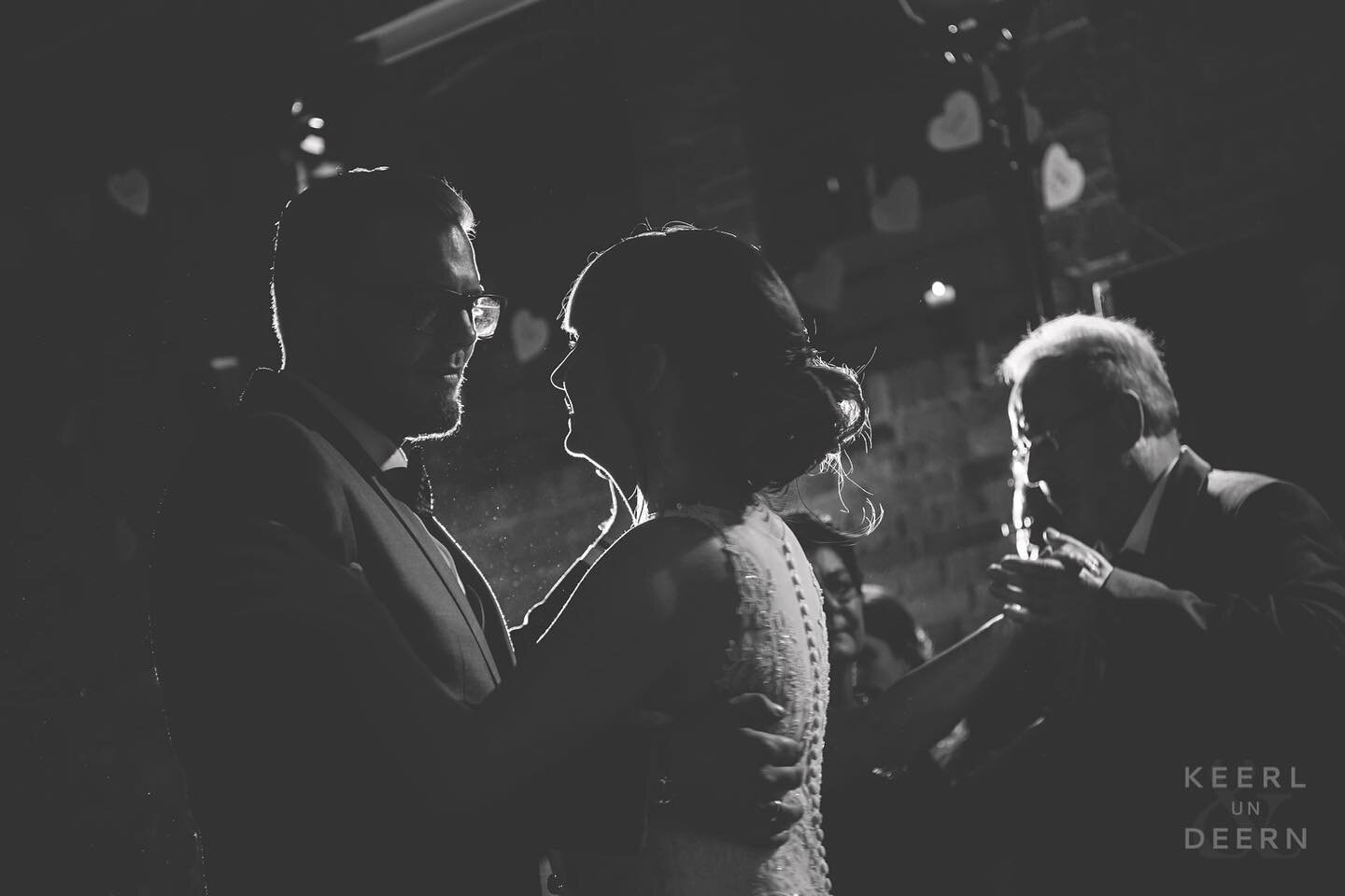 Aus dem Hochzeitsfoto-Archiv, aufgenommen mit einem Blitz als Gegenlicht beim Er&ouml;ffnungstanz&hellip; ❤️ #sch&ouml;nesniedersachsen #nidersachsen #silhouette #bride #groom #hochzeitspaar #niedersachsen #nds #mointag #echtniedersachsen #igersgerma