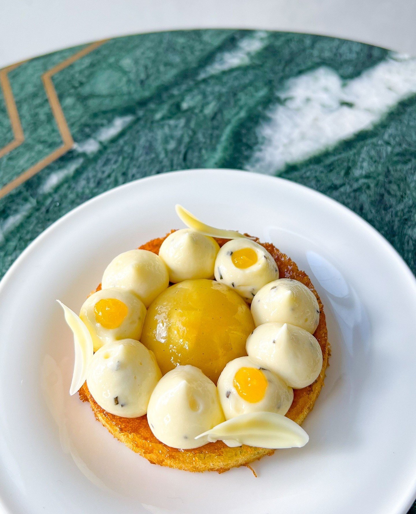 We are excited to announce our newest creation, the Pineapple Rosemary cake! This delectable dessert boasts a perfect balance of zesty citrus taste, topped with a sweet mandarin pineapple gel, a rich pineapple compote, and a fragrant rosemary cr&egra