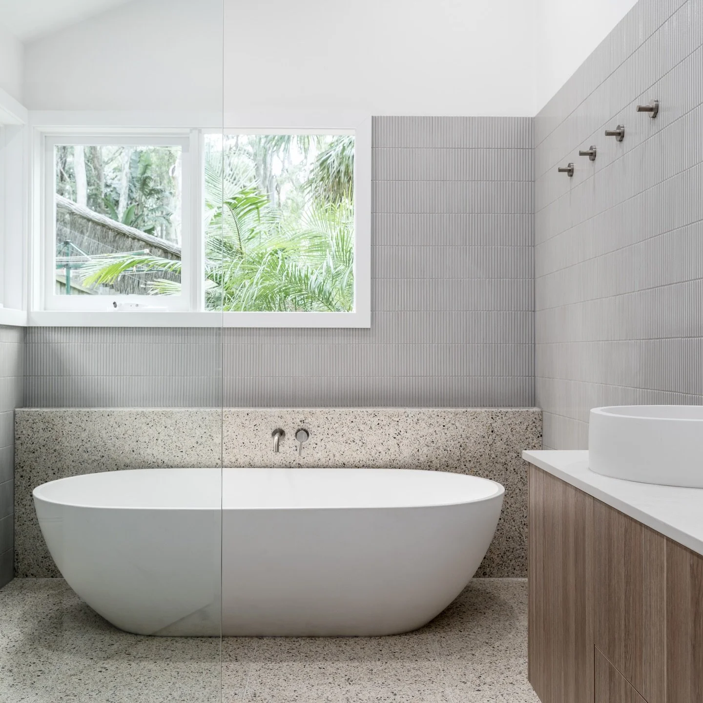A coastal bathroom designed to slow you down. Soft light, calming tones, and a finish that feels effortless. #keithrootbuildingservices #keithrootbuilding #bathroominspiration #builder #northernbeachesbuilder