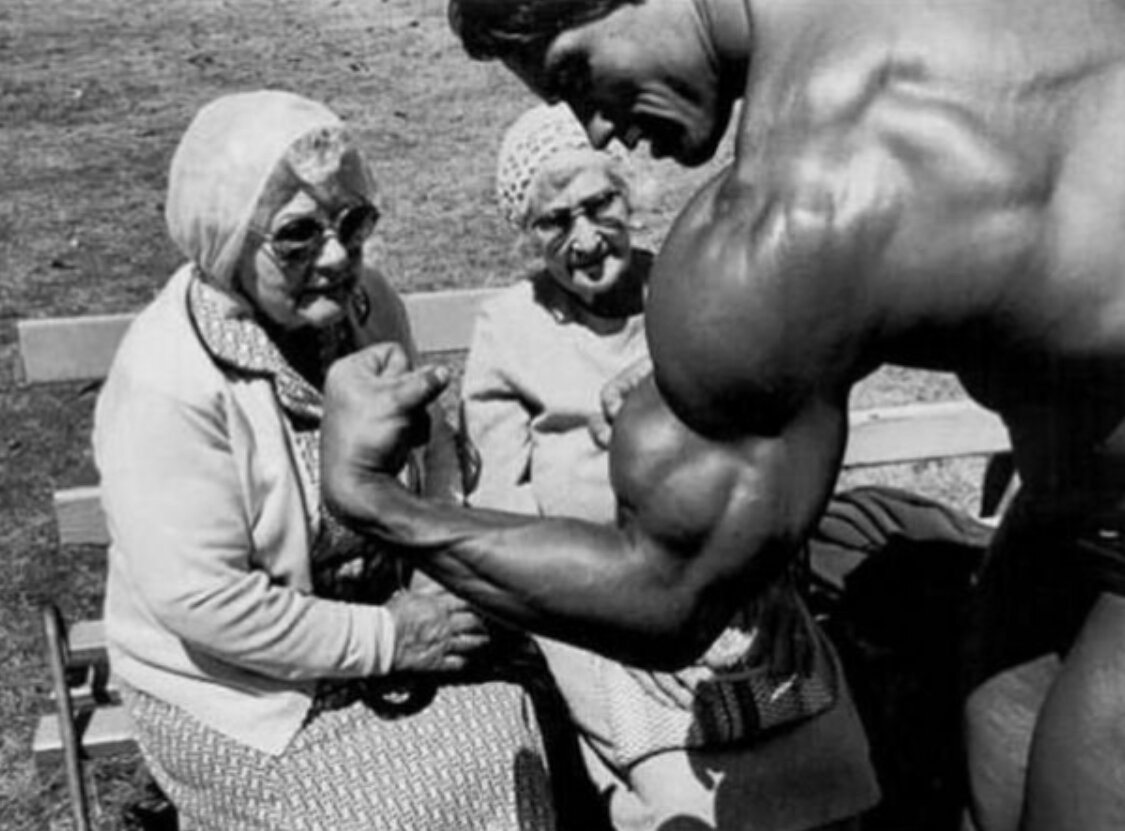 Arnold Schwarzenegger flexing, 1970