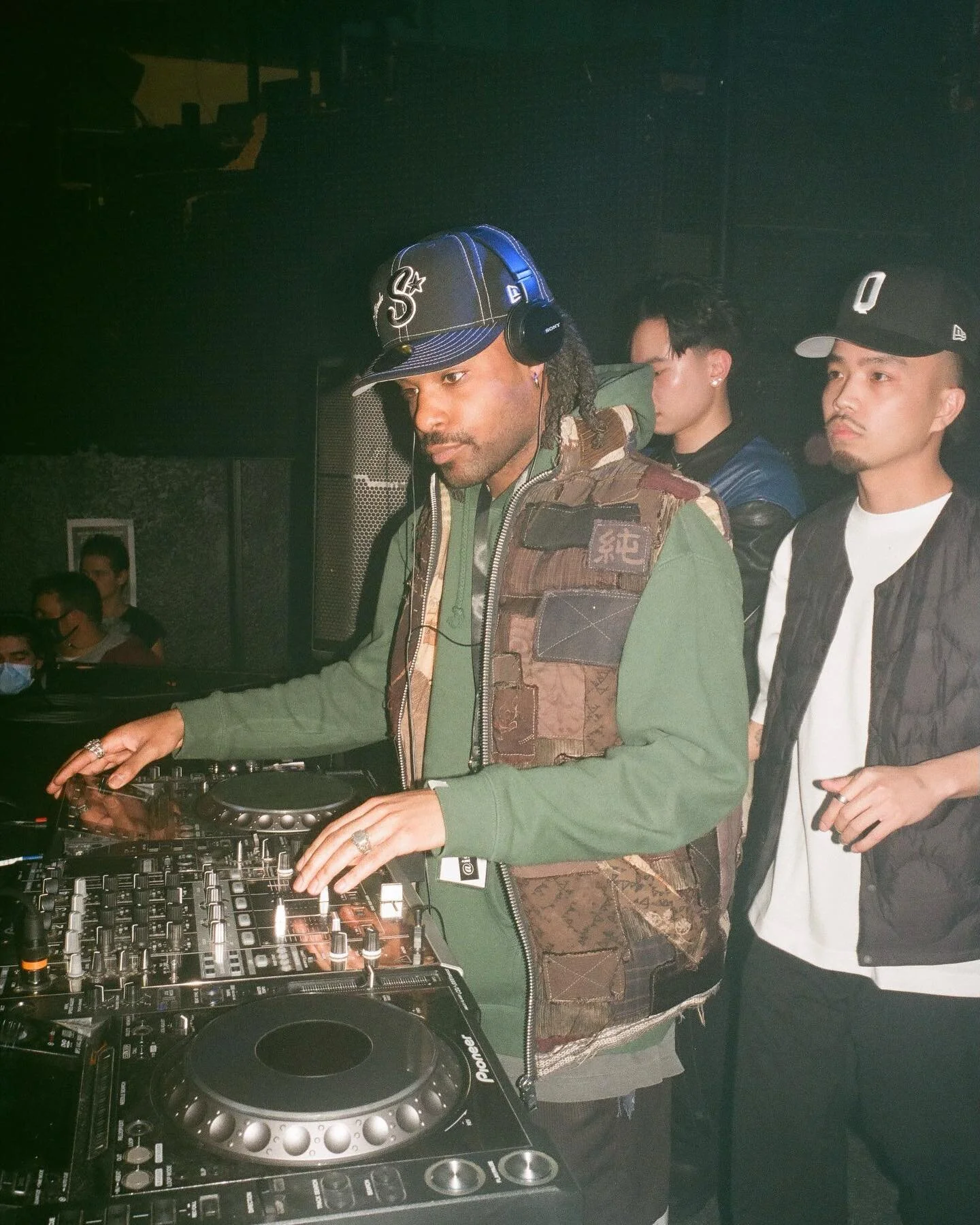 Noel wearing his Akazuna Vest 😮&zwj;💨🔥Shoutout to @h_dden.gems !