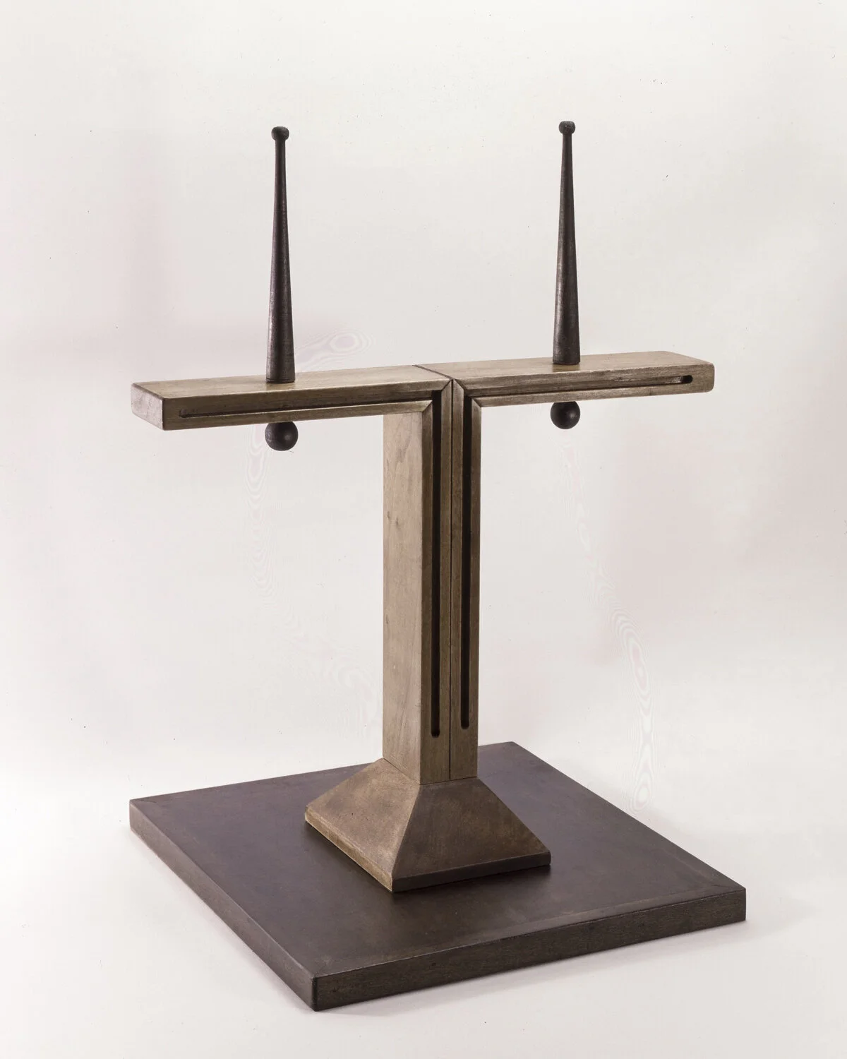 BAY-SCULPT-09-1990_Le taureau_bois teint_1990.jpg