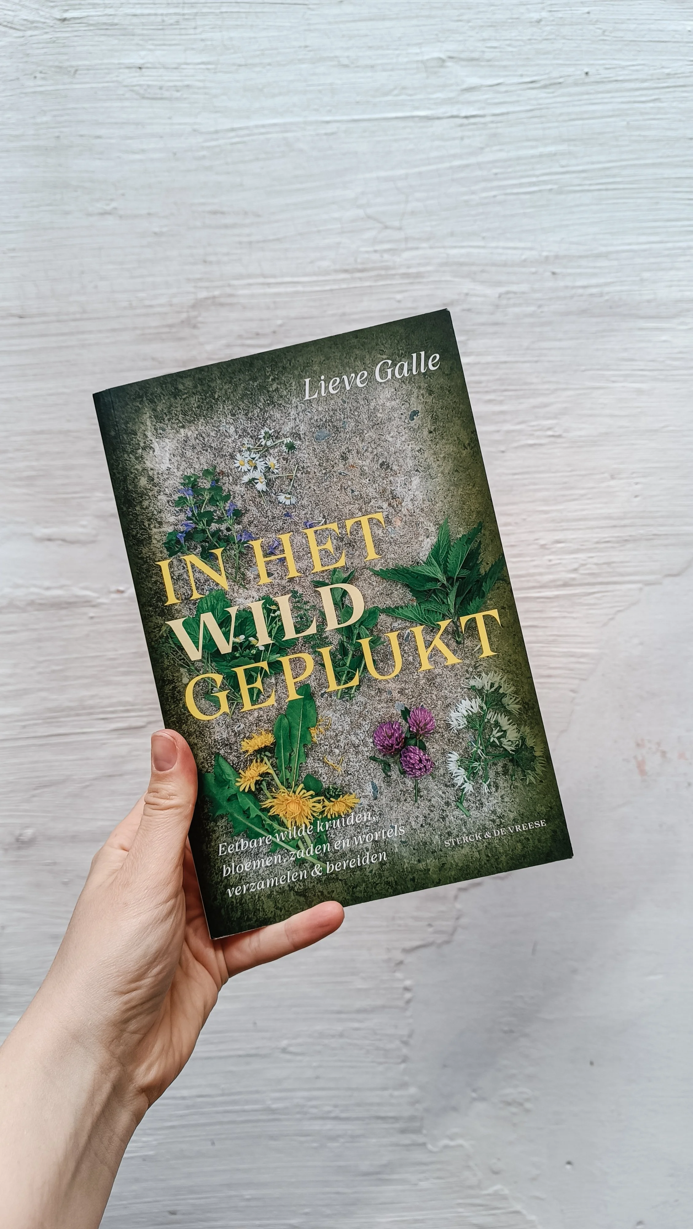 April 2024. Wie Lieve Galle nog niet kent mag daar bij deze verandering in brengen. Haar boek In het wild geplukt is een bundeling van wilde eetbare kruiden die je in onze contreien kan vinden. Lieve inspireert mensen al meer dan 20 jaar om terug in