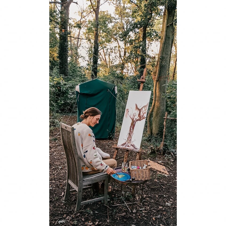 Wood sisters. 🌳

Het is al een maand geleden sinds ik bij mijn zus verbleef, ze woont in Engeland met haar gezin. Nog zo veel heb ik erover te zeggen, te schrijven. Ik was er rond de herfst-equinox, eind september, en we gingen samen naar een vrouwe