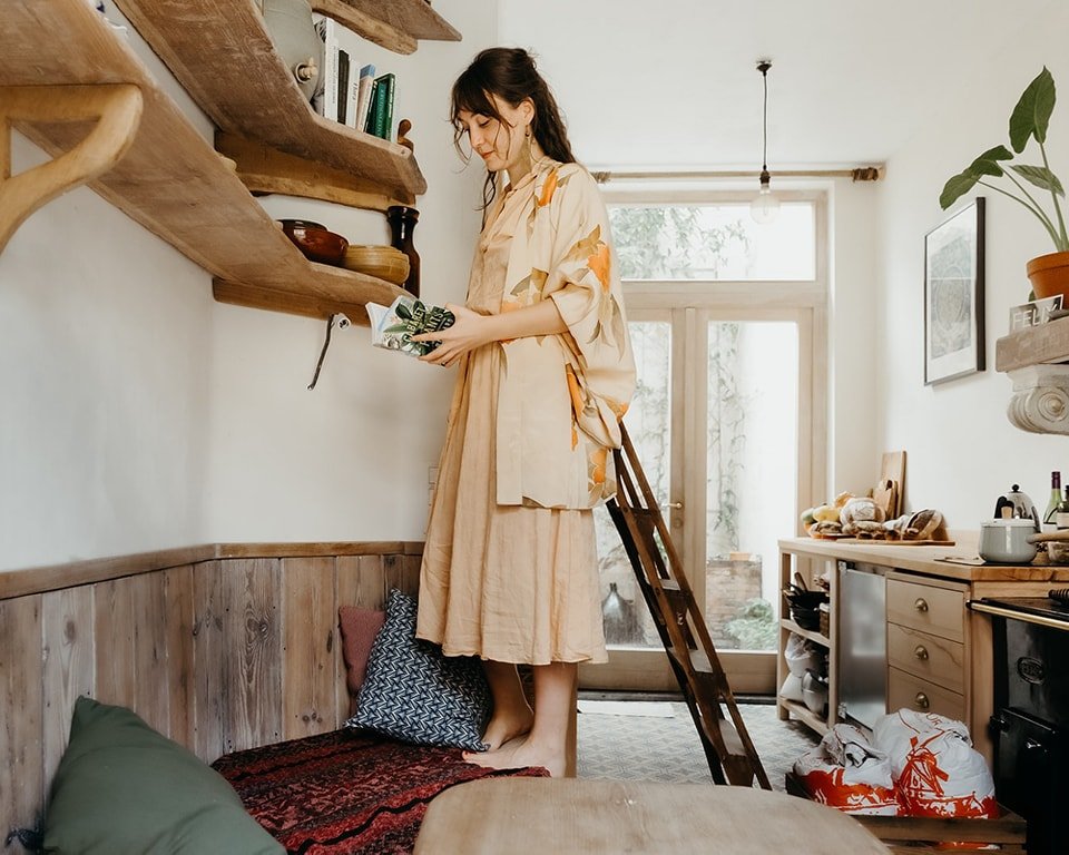 Voor alle vaste waarden en nieuwe gezichten. ✨ 

Ik ben Sanne, kruidenvrouw en verhalenverteller. Ik woon samen met mijn man Jente, zoontje Florian en poes Boon in een mini-arbeidershuisje van 59m2 aan een gemeenschappelijk woonerf. 

🌿 Mijn bedrijf