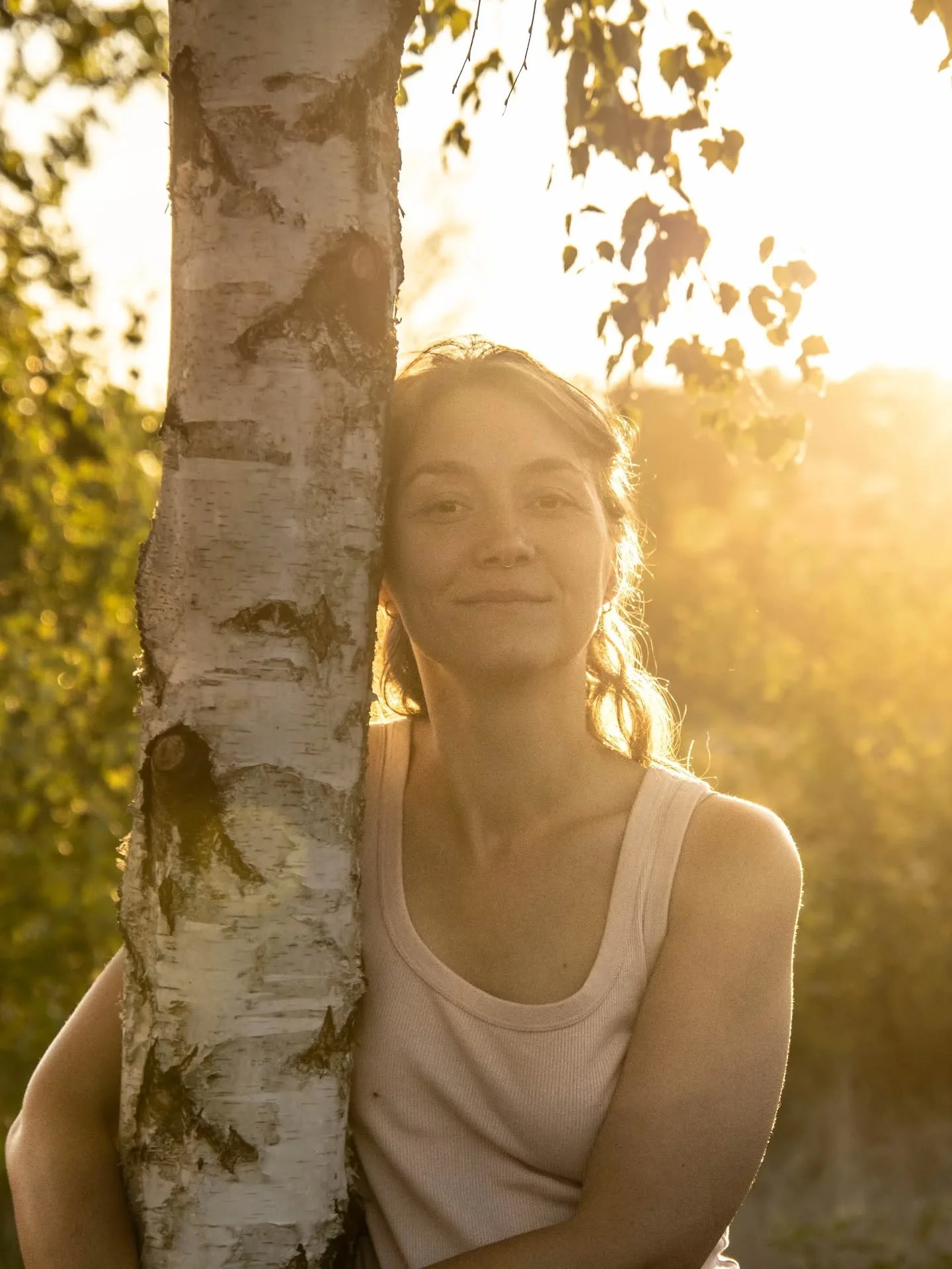 Vruchtbare stilte. ✨
Ahh de zomer. Deze maanden viel het me voor het eerst op hoe sterk de maanden na de zomerzonnewende lijken op die van de diepe winter. Helemaal anders, en toch gelijkend.
Een sterke piek rond het hoogtepunt van de zon en dan...