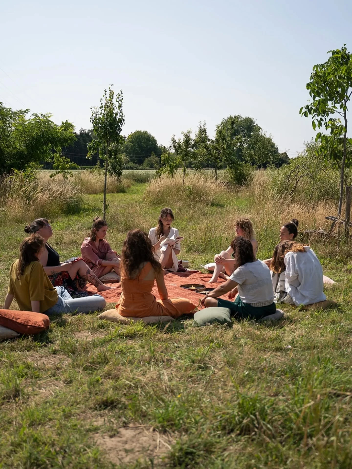 When women gather. ✨
Deze foto maakte @saartjebals drie maanden geleden. In de dagen rond midzomer, broeierig heet, kwamen we samen in het groen om te verbinden rond het vuur, het seizoen en onze vrouwelijke kracht. 
✨ Woorden doen zo'n vrouwencirk