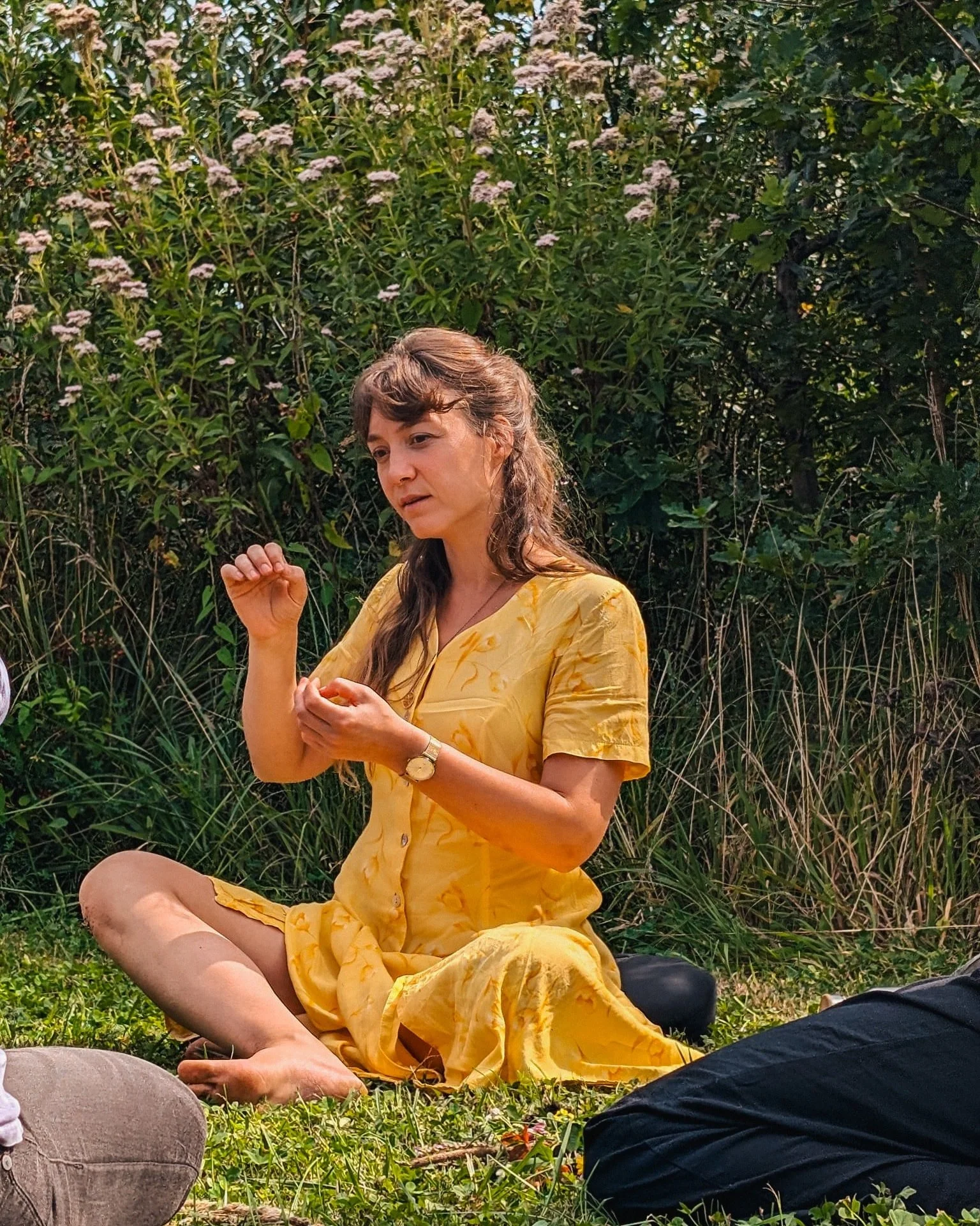 In augustus had ik de eer om een retraite mee te begeleiden bij @feniks.cirkel. Het was echt bijzonder. Eigenlijk vallen die momenten nooit goed in woorden uit te drukken, maar een aantal dingen zijn me bijgebleven. 
Zoals het feit dat zo'n mooie in