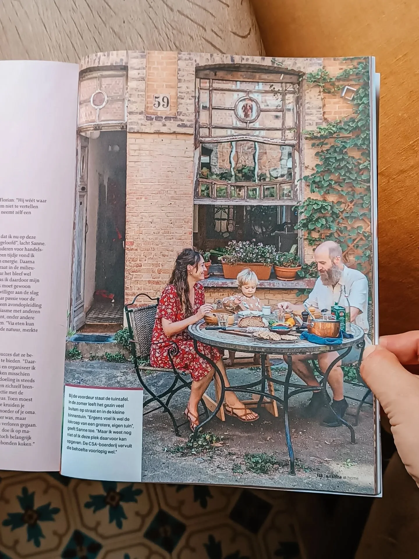 ✨ Zag je de prachtige reportage in @ariadneathome al? 
We praatten over leven en eten met de seizoenen. Je kan binnengluren in ons mooie huisje en meegenieten van een uitstapje naar onze plukboerderij @loofenbezen. 
We zijn gezegend om lid te zijn