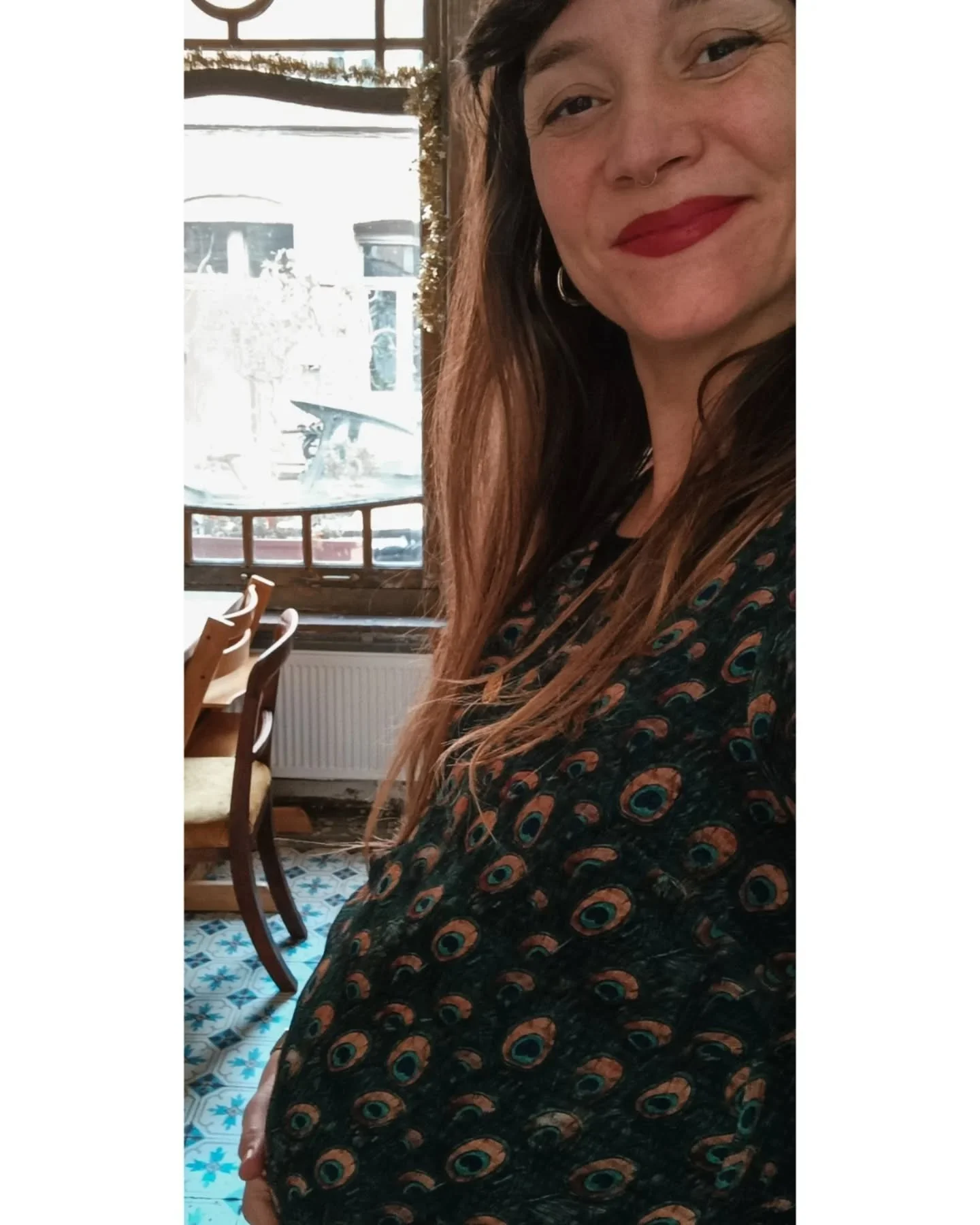 Er groeit iets... ❤️ 

In april verwachten we een lentemeisje. 

Een kleine zus voor onze florerende jongen. Een nieuwe fase voor mij als moeder, voor ons als gezin. Zo dankbaar en benieuwd wat er gaat ontstaan. 

Intussen winteren en rijpen wij verd