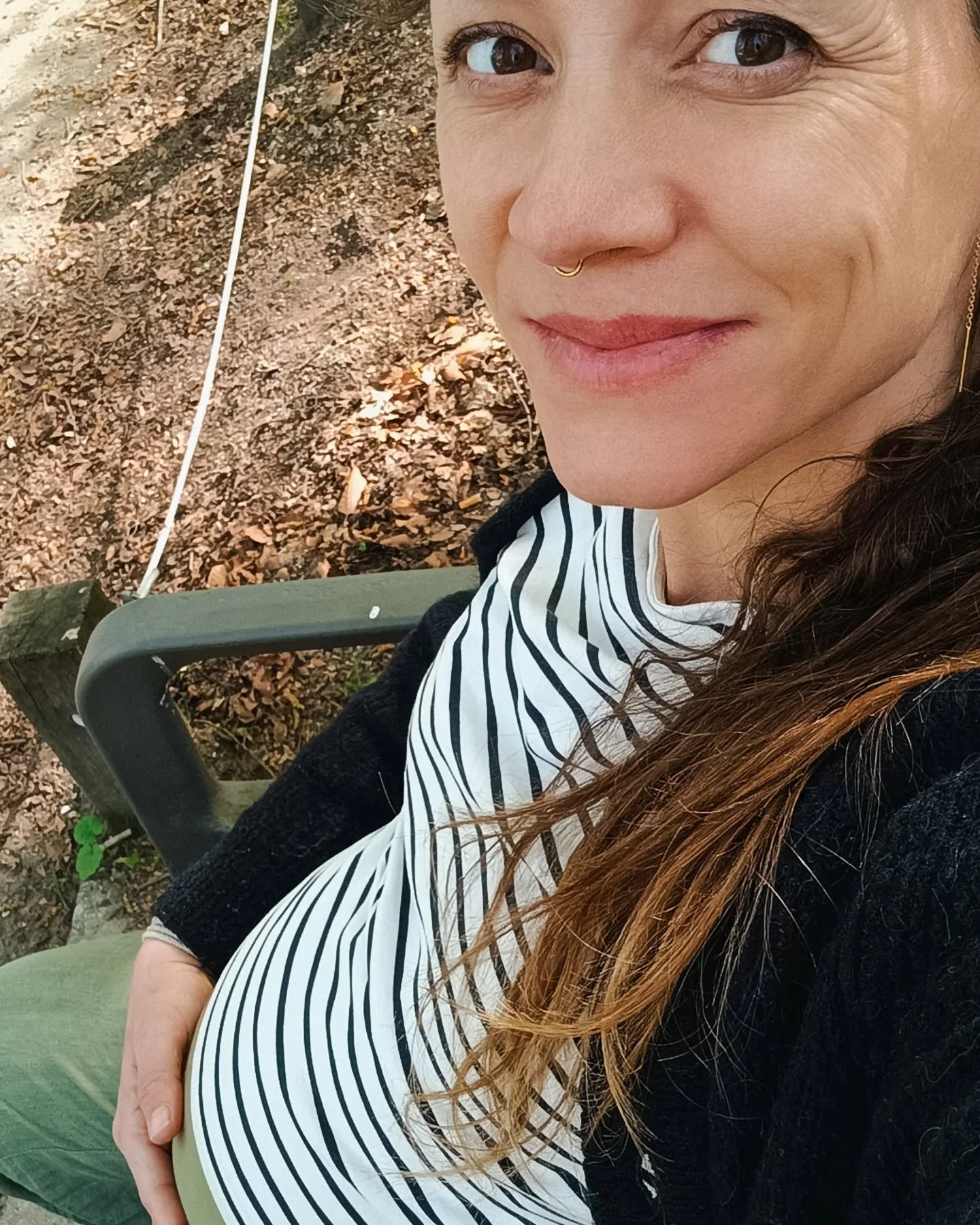 39 weken. 

Rond en rijp. Mijn volle buik en ik passen zelfs niet meer samen op een selfie. 😊 

Deze zwangerschap vroeg me, nog veel meer dan de vorige, om naar binnen te keren. 

Achter de schermen had ik mooie samenwerkingen en deed ik het steeds 