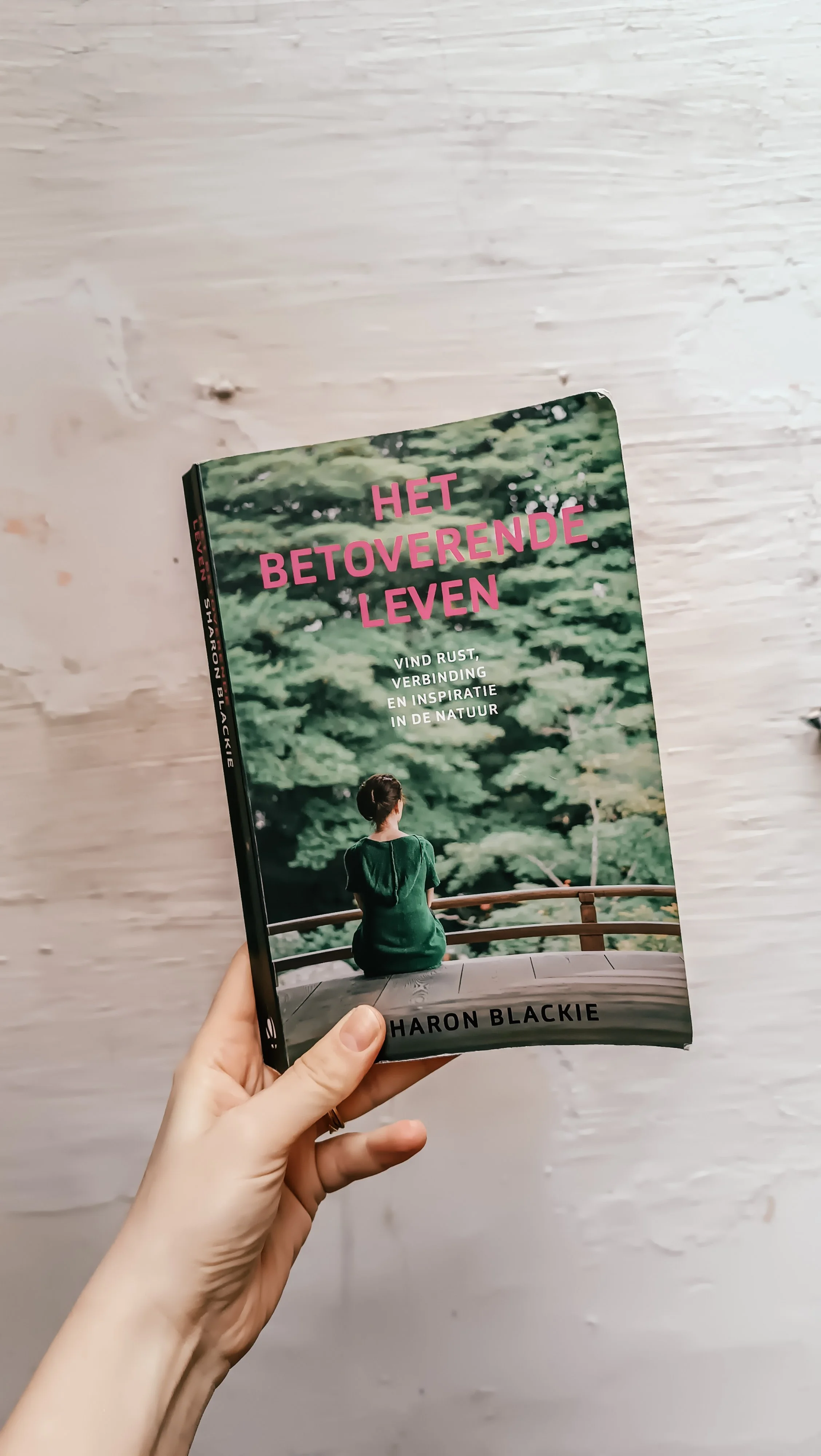 Maart 2024. Als boek van de maand eentje van mijn lievelingsschrijfsters: Het betoverende leven van Sharon Blackie. Oh, wie ooit een boek van haar heeft gelezen kan nooit meer terug. De prachtige verbanden tussen mythologie, je relatie met het gebied