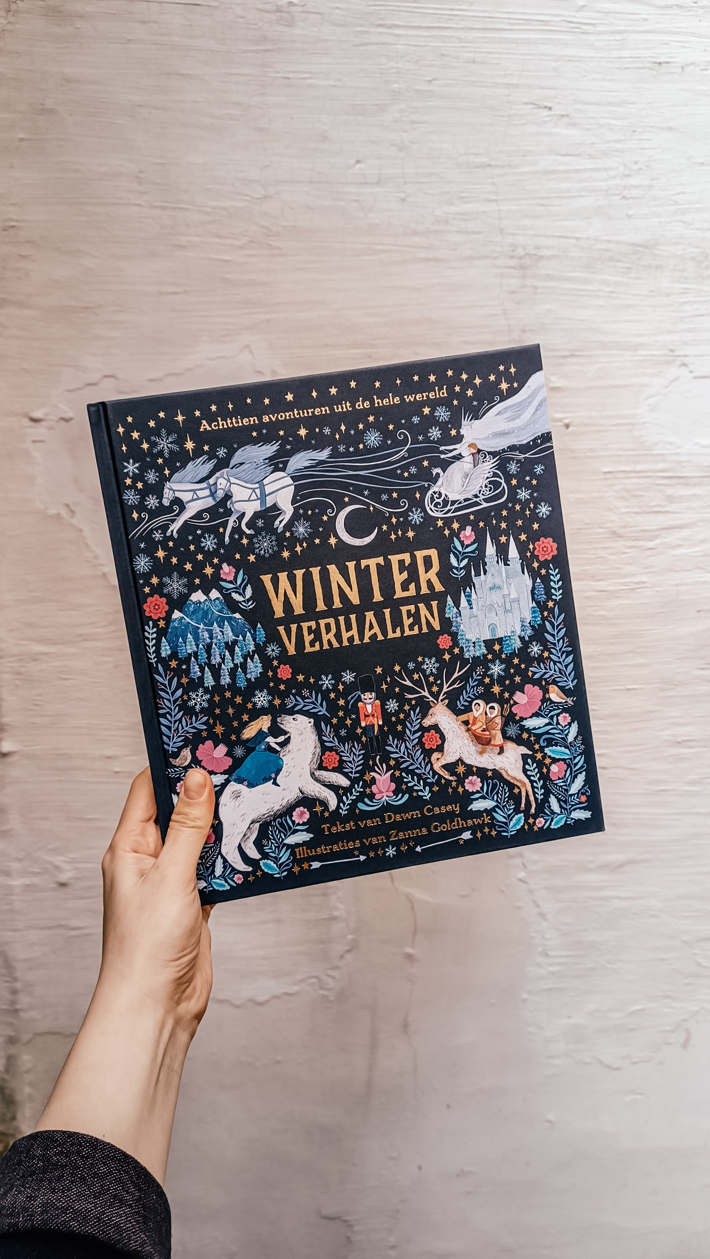 December 2023. Het boek van deze maand is er eentje wat ik mezelf cadeau gaf in de sfeer van het seizoen. Een boek met verhalen uit de hele wereld om uit voor te lezen. Het klinkt misschien wat idyllisch, maar ik heb zo'n mooie herinneringen aan de a