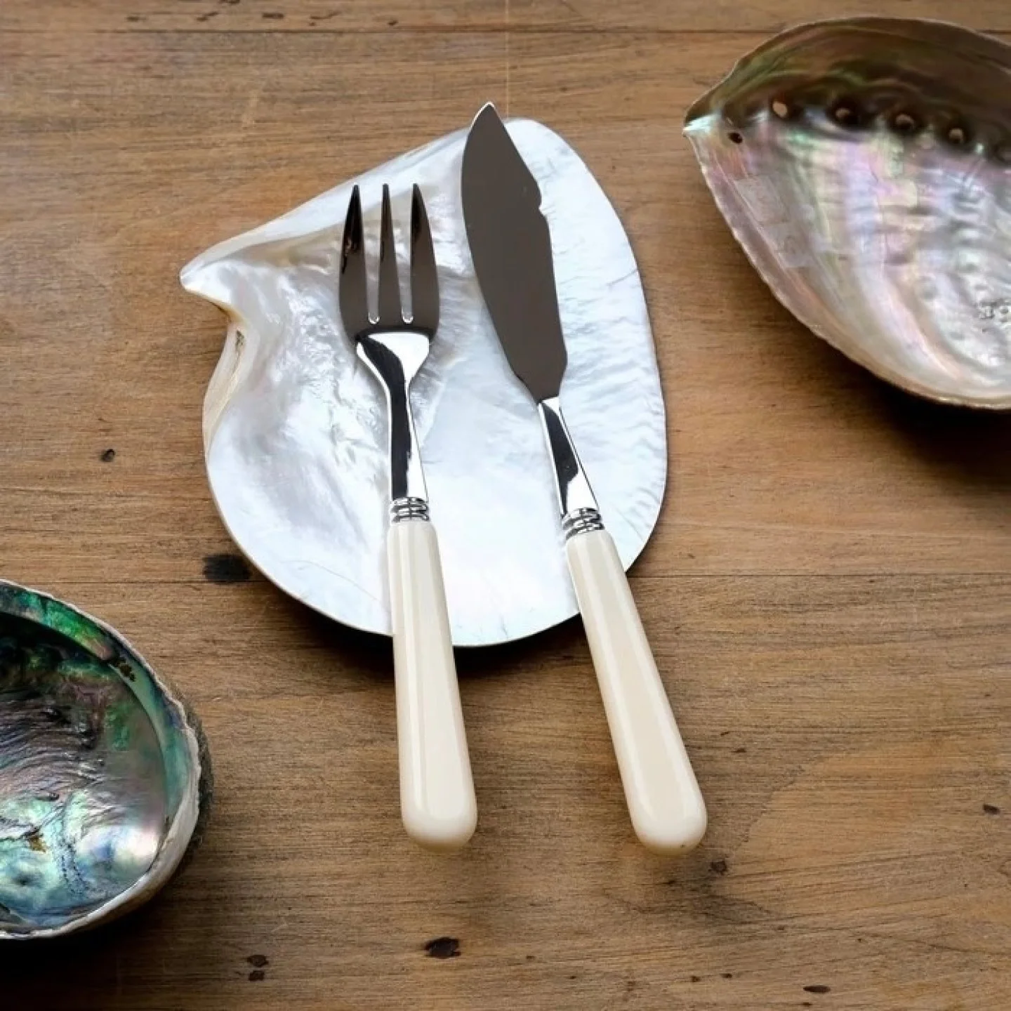 For seafood lovers, right down to the cutlery🐟

Sabre Paris brings a refined touch to the table with this fish knife and fork set, finished with classic ivory-coloured handles.

Available from our online shop.

#sabreparis #setthetable #cutlery #fis