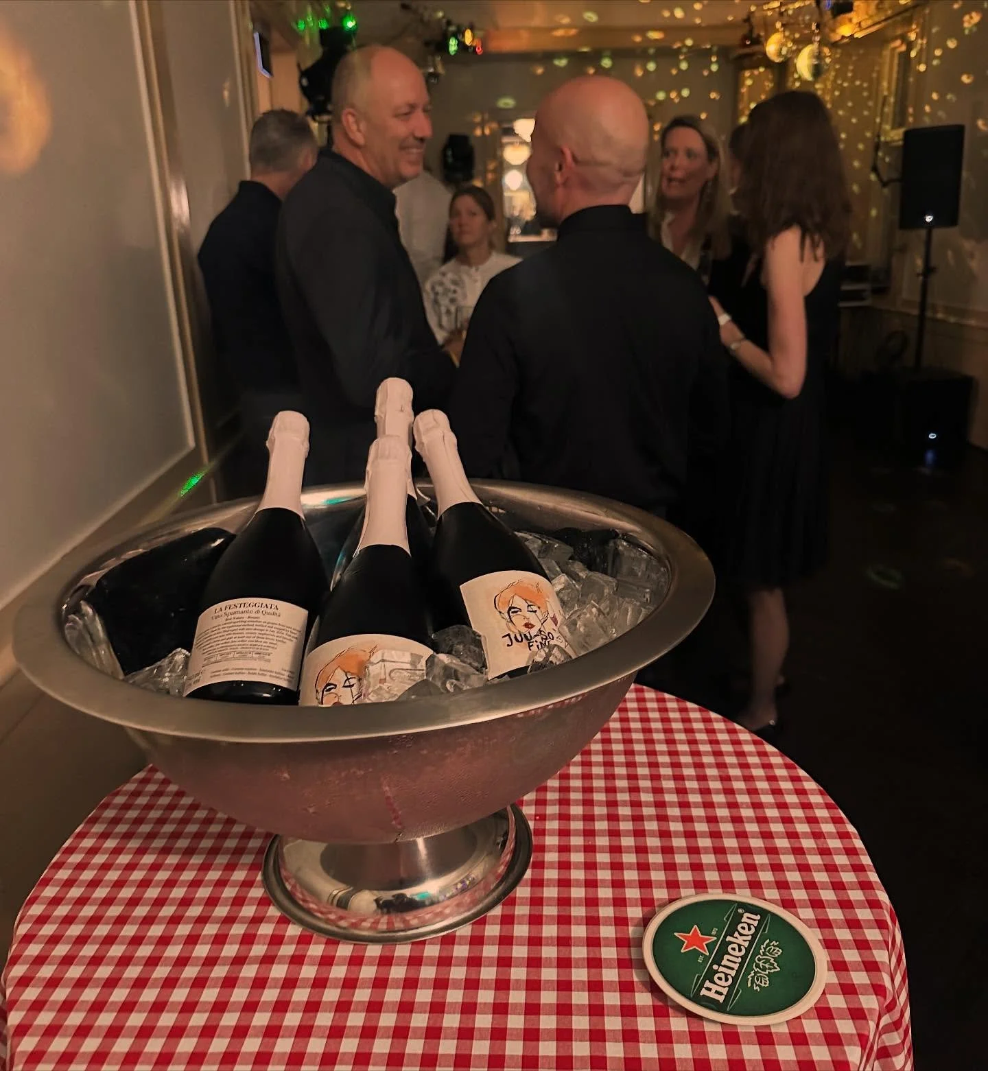 Bodega bubbles - there is always a time for bubbles ✨🥳😄

Every good party starts with a bunch of bubbles - thanks for a great party @jesperzac and for letting the bubbles lead the way to the dance floor 💃🕺👯🪩