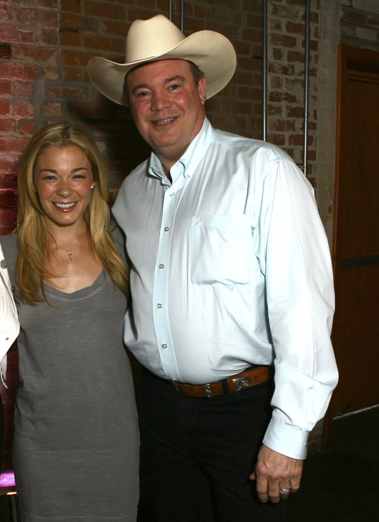 leann-rimes-helps-children-w-head-injuries.jpg