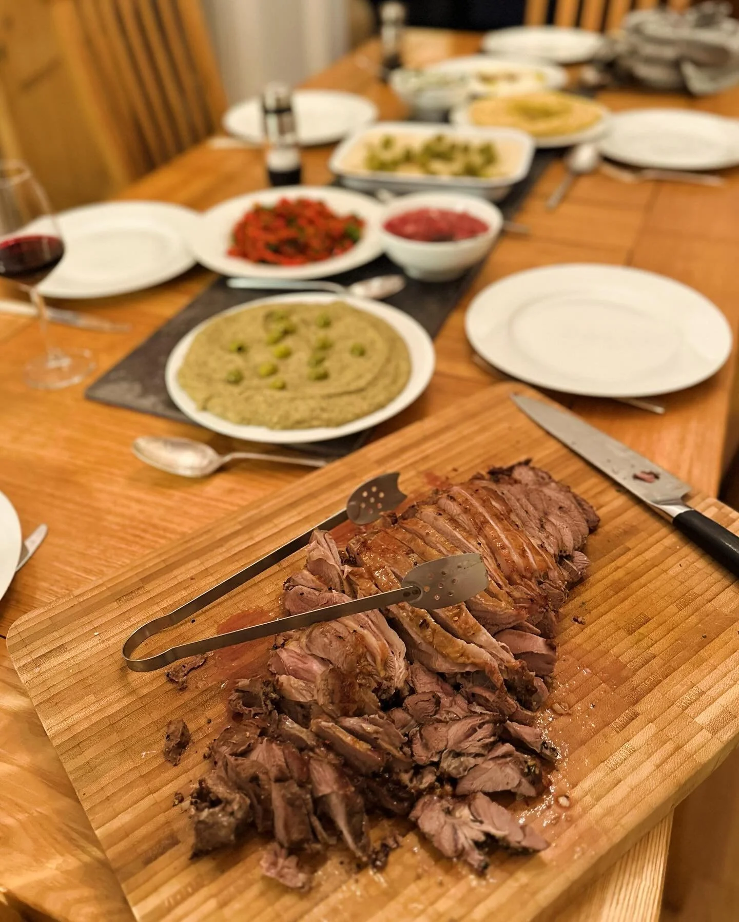 Last cook of the year. 
Butterflied spicy lamb leg, hummus, aubergine, chimichurri, etc etc etc. also featuring the triumphant return of the basque cheesecake!
#hnye all!