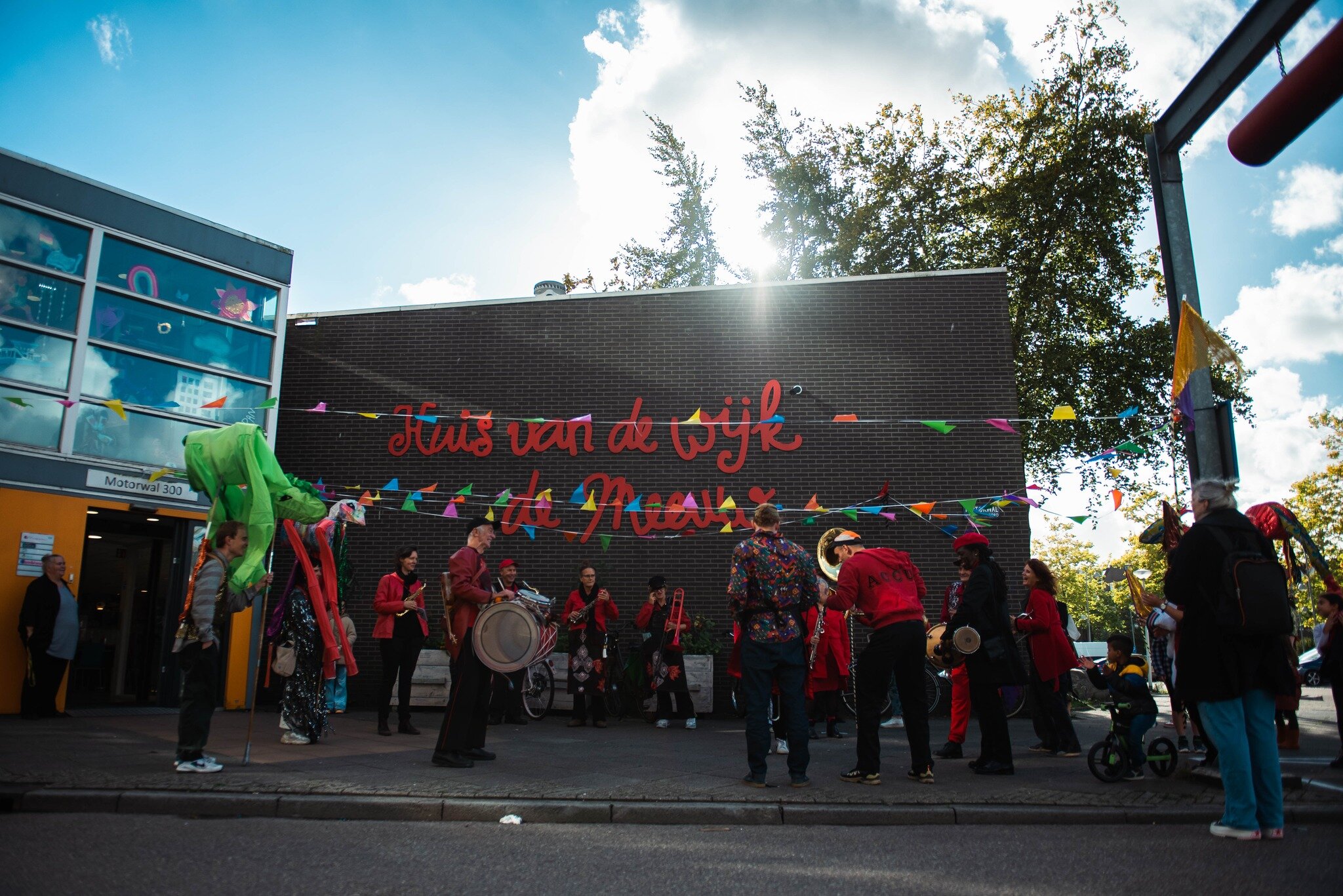 We blikken terug op 2022! 
Een  mooi jaar voor de Muziekstraat met een grote verscheidenheid aan activiteiten!

Vandaag kijken we terug op de Vogelbuurtparade. Dat was een spectaculaire afsluiter van het project Open Studio Sijsjesstraat. 
In samenwe