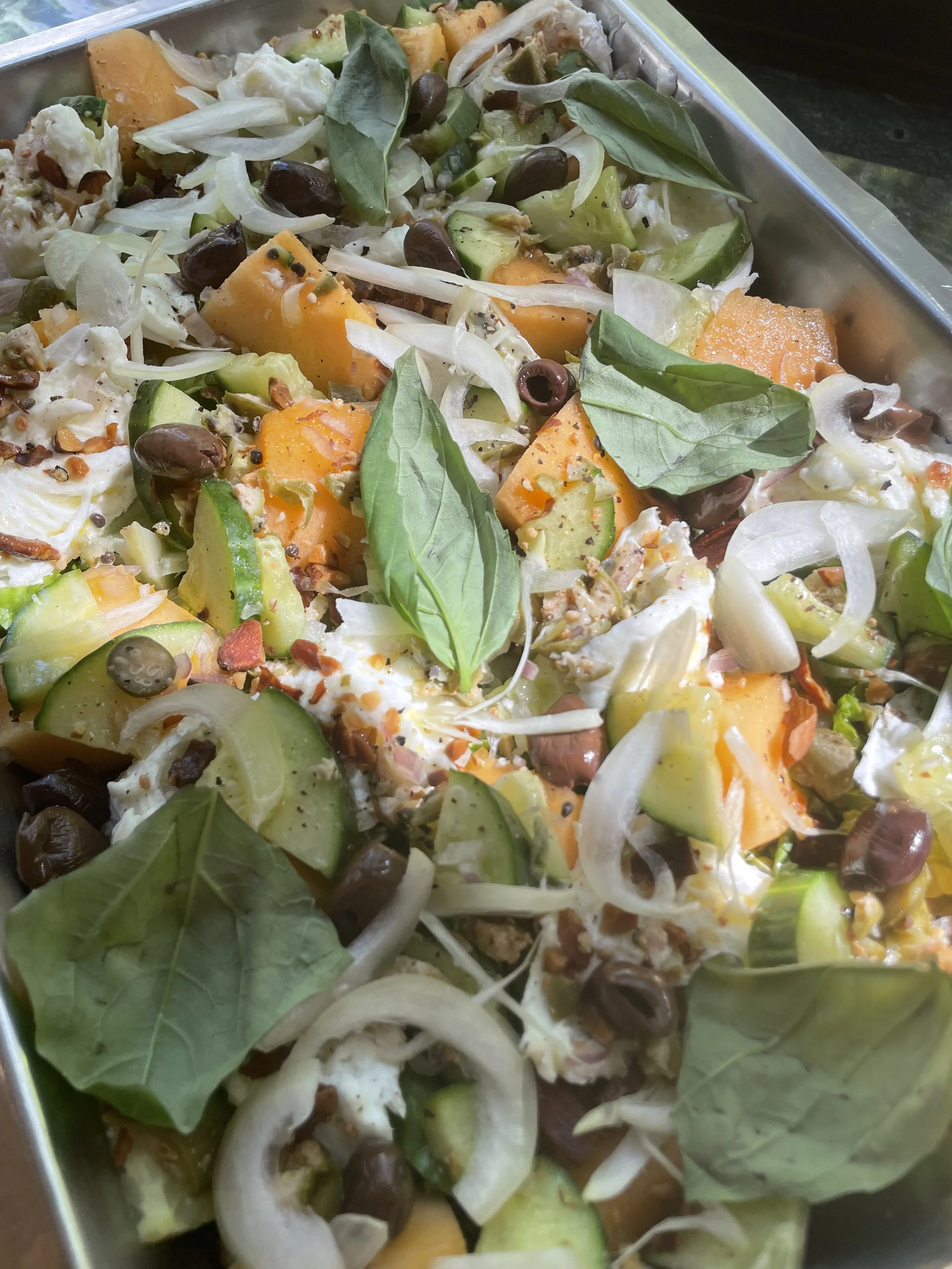 Concombre, melon, mozzarella, basilic & fleurs de câpres