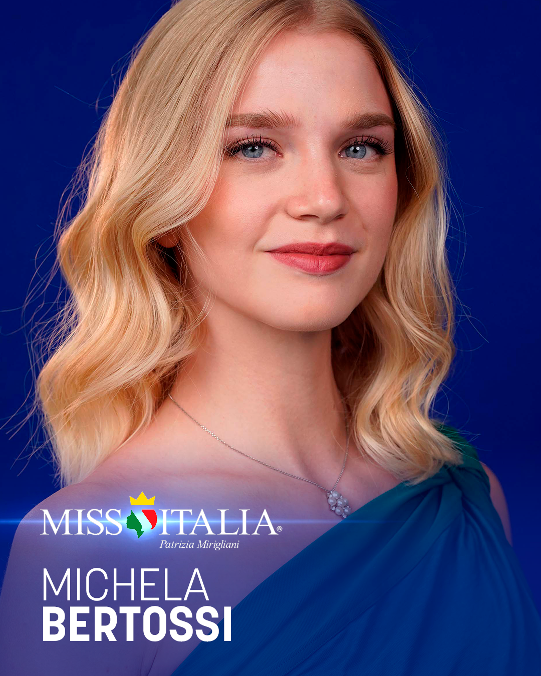 Foto di una donna con capelli biondi e occhi chiari, vestita di blu, con sfondo blu, con logo Miss Italia e nome Michéla Bertossi.