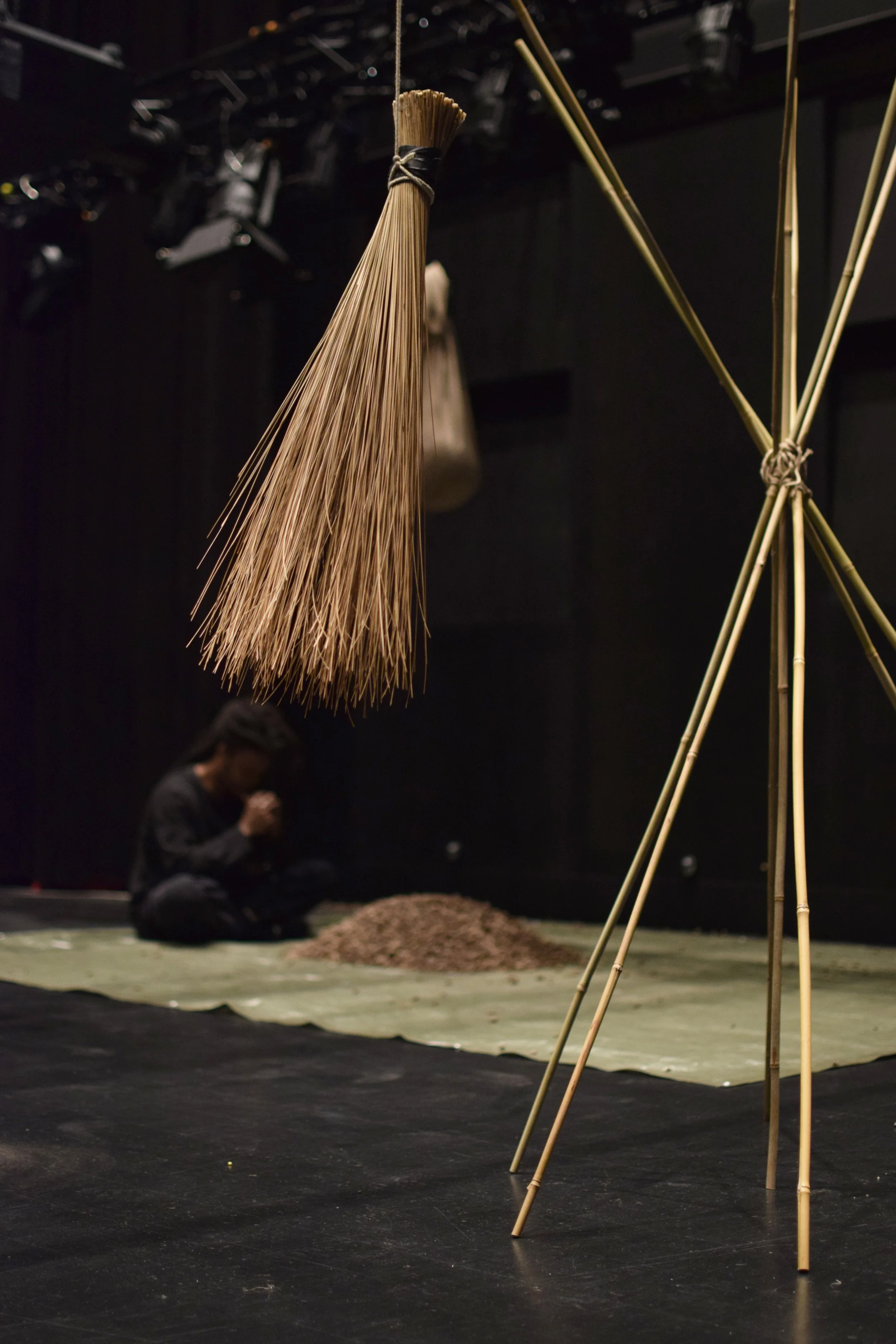 Moving through topos and materiality/ a sensory workshop