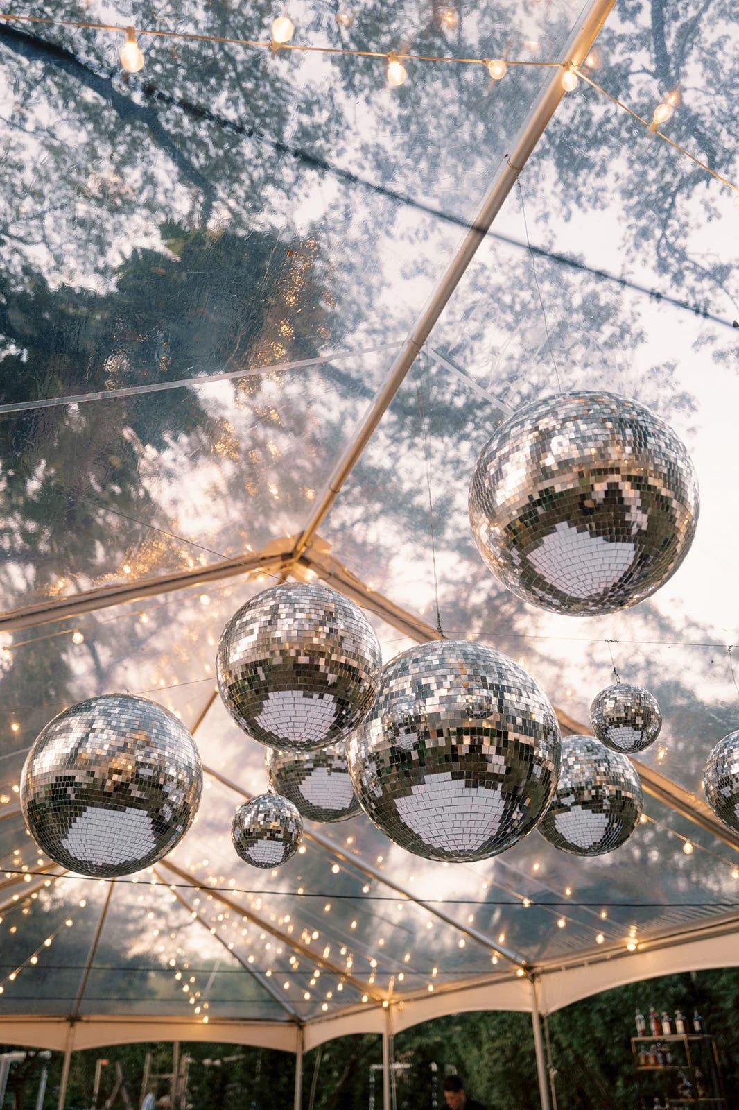 Sophisticated wedding reception with black and white floral décor at El Mangroove.