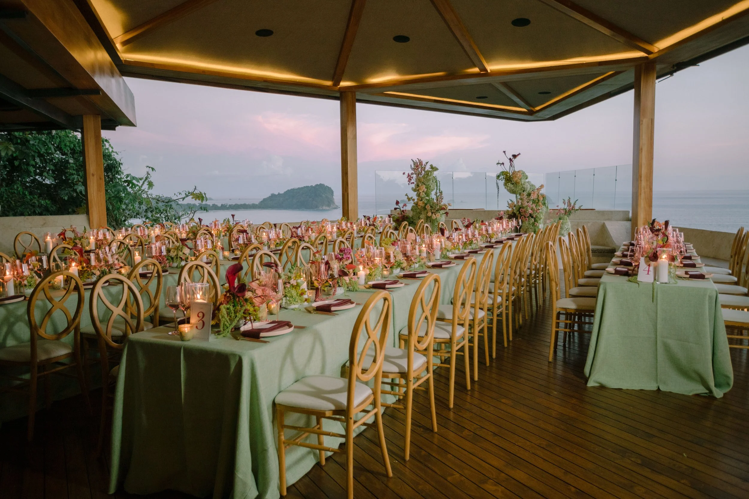 Elegant wedding reception with modern floral décor in Manuel Antonio, Costa Rica.