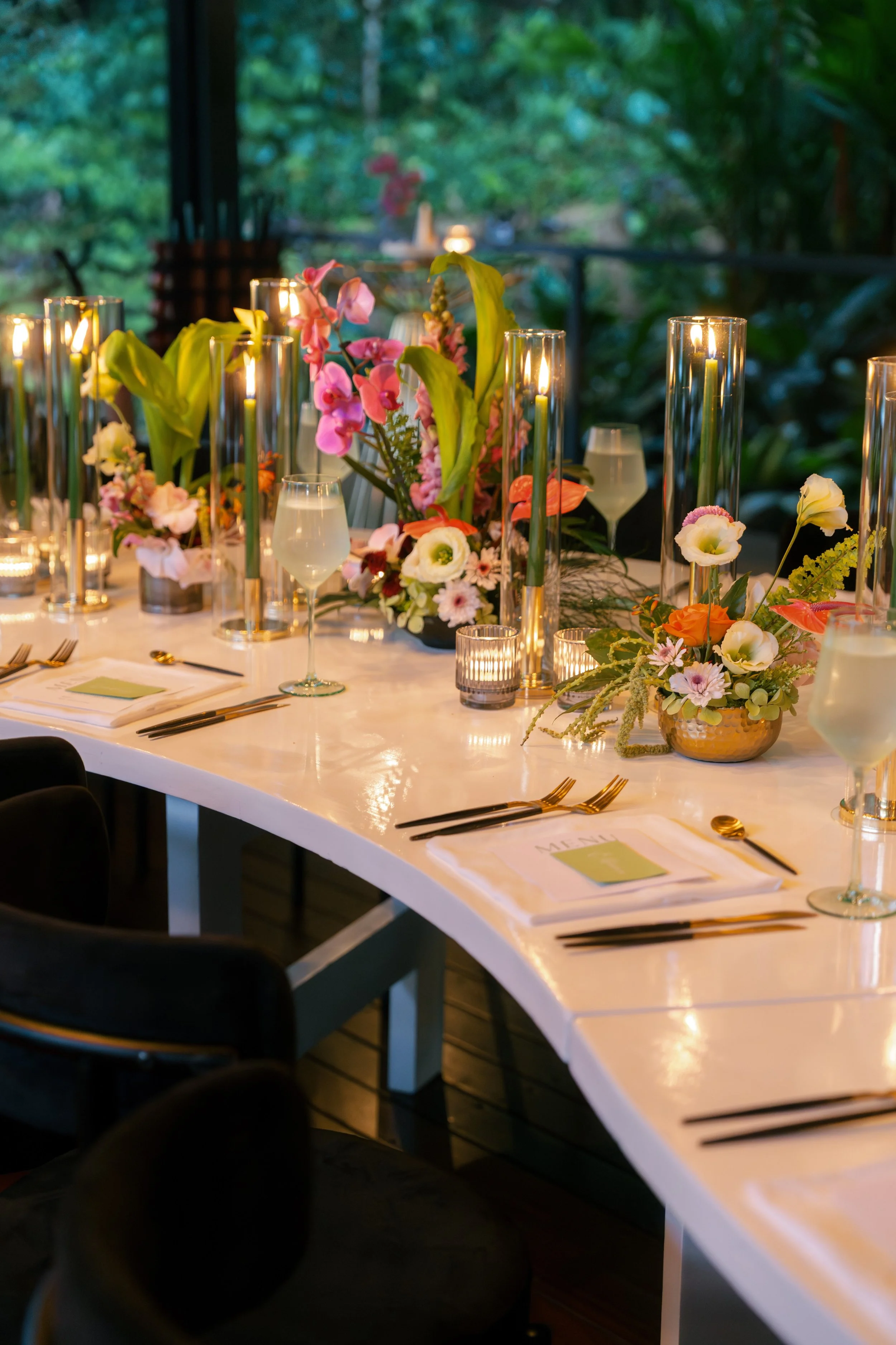 Sweetheart table decorated with elegant flowers at a wedding in La Fortuna.