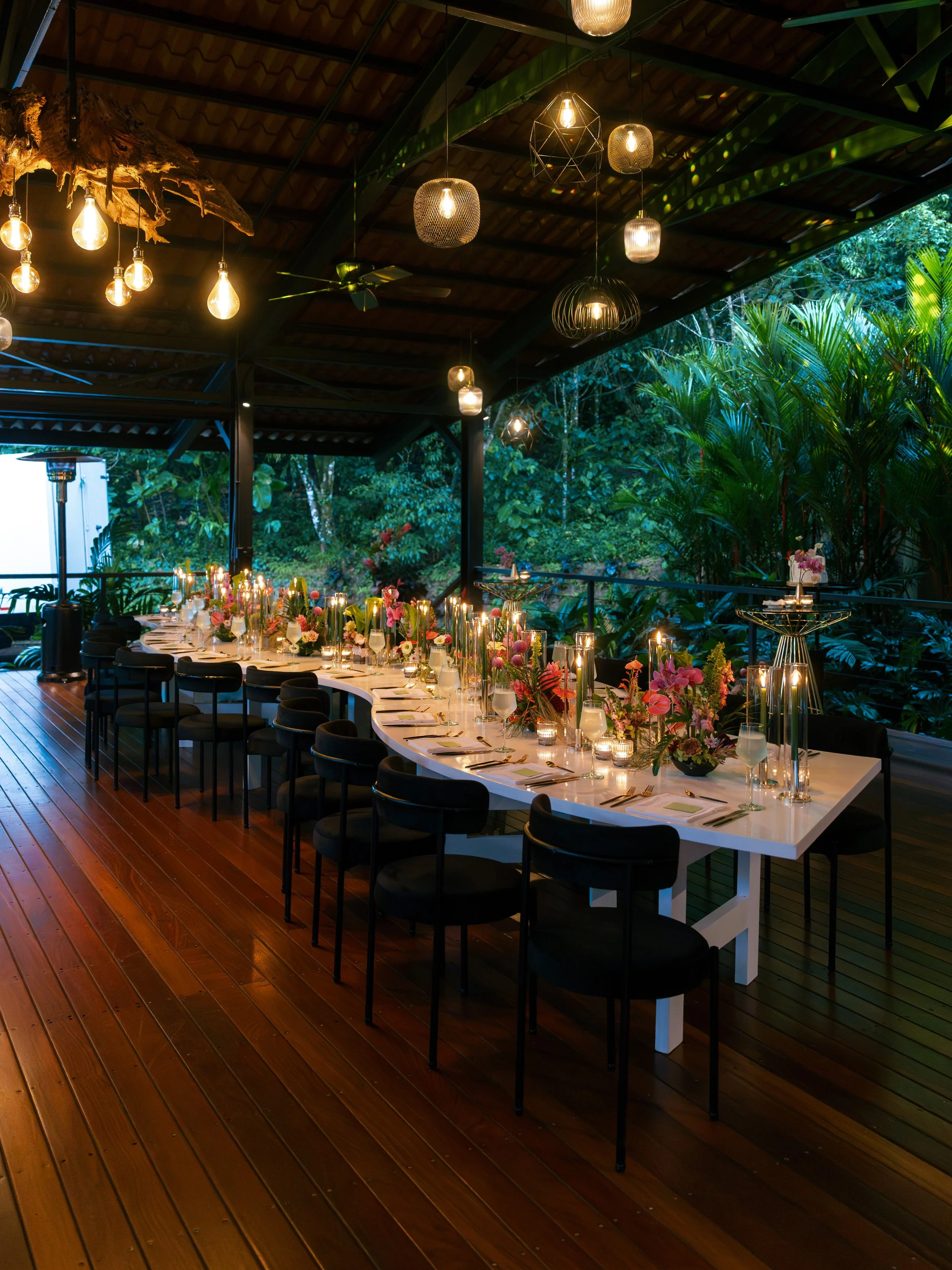 Elegant wedding centerpiece with flowers and organic greenery in La Fortuna.