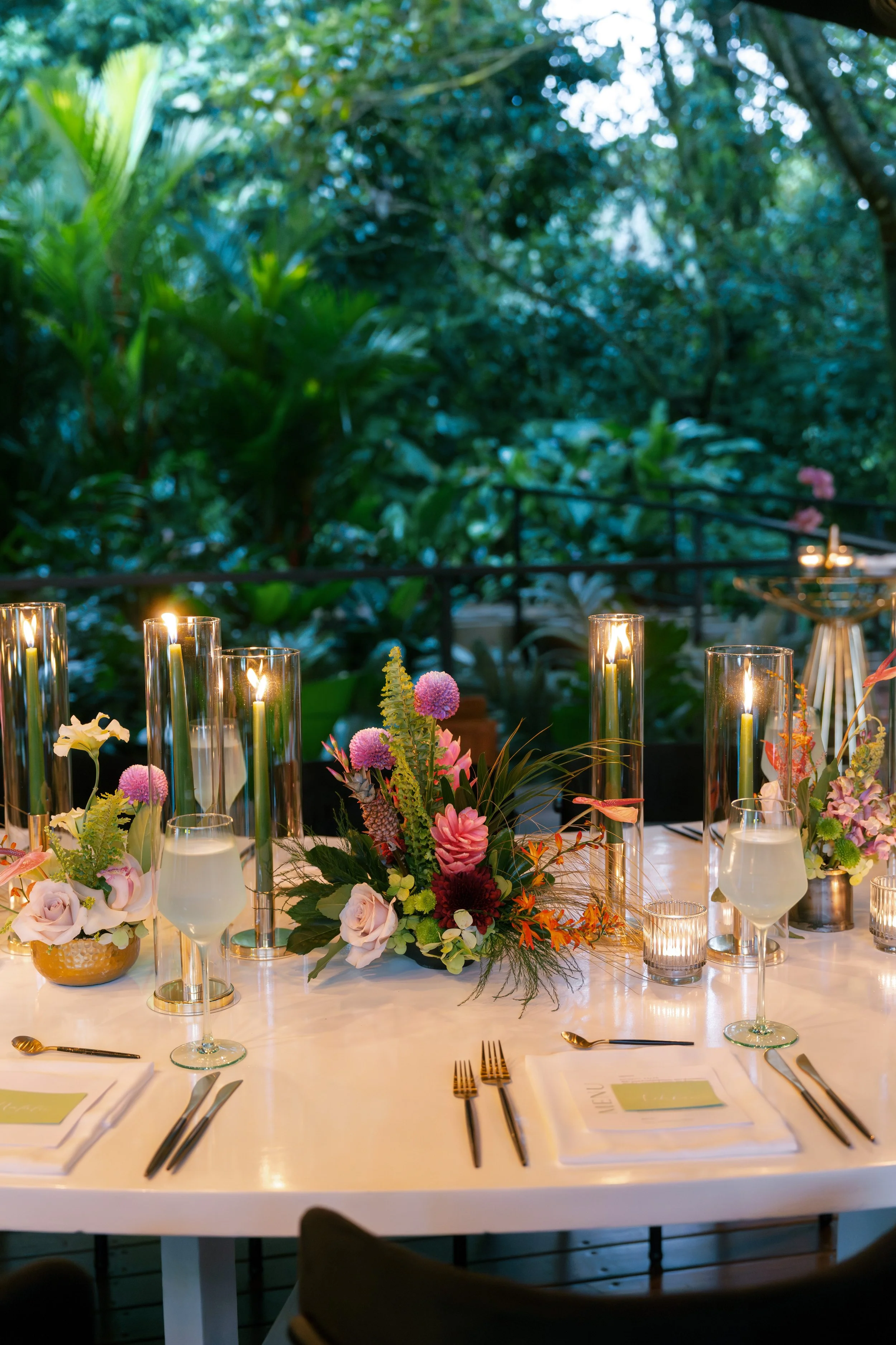 Destination wedding table setting with floral décor and natural details in Costa Rica.