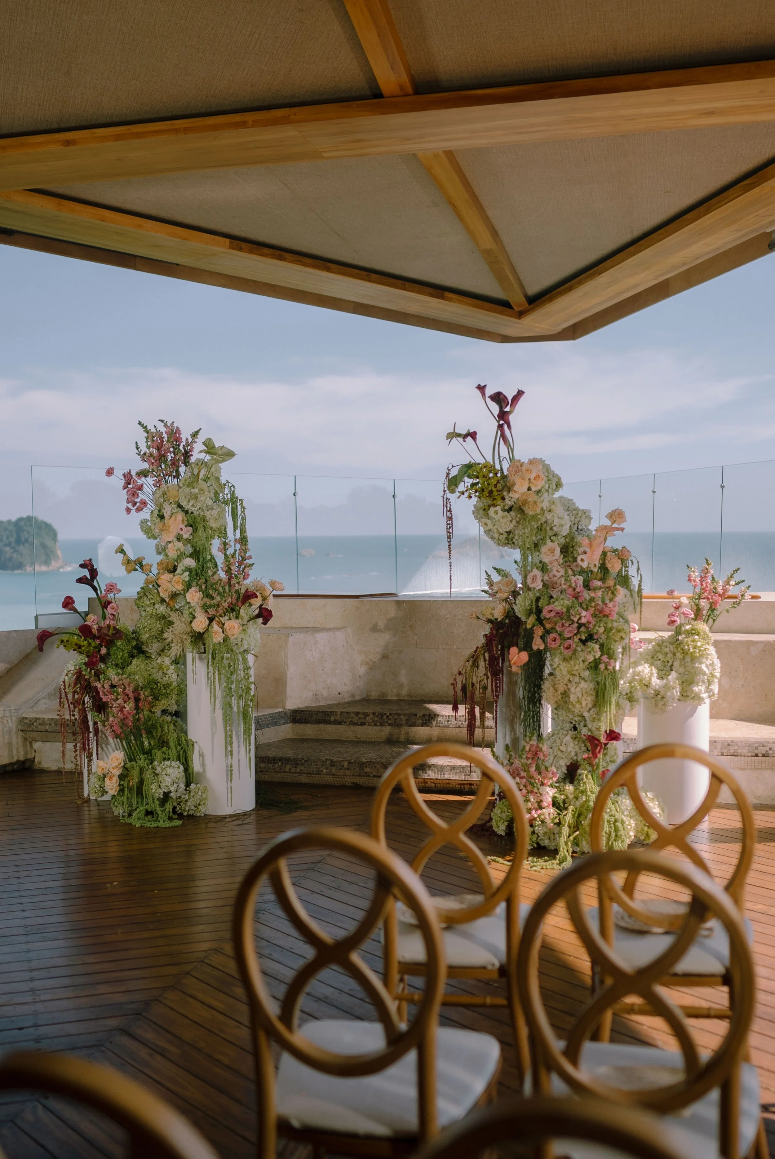 Modern ceremony altar with artistic floral installations and ocean views in Manuel Antonio.