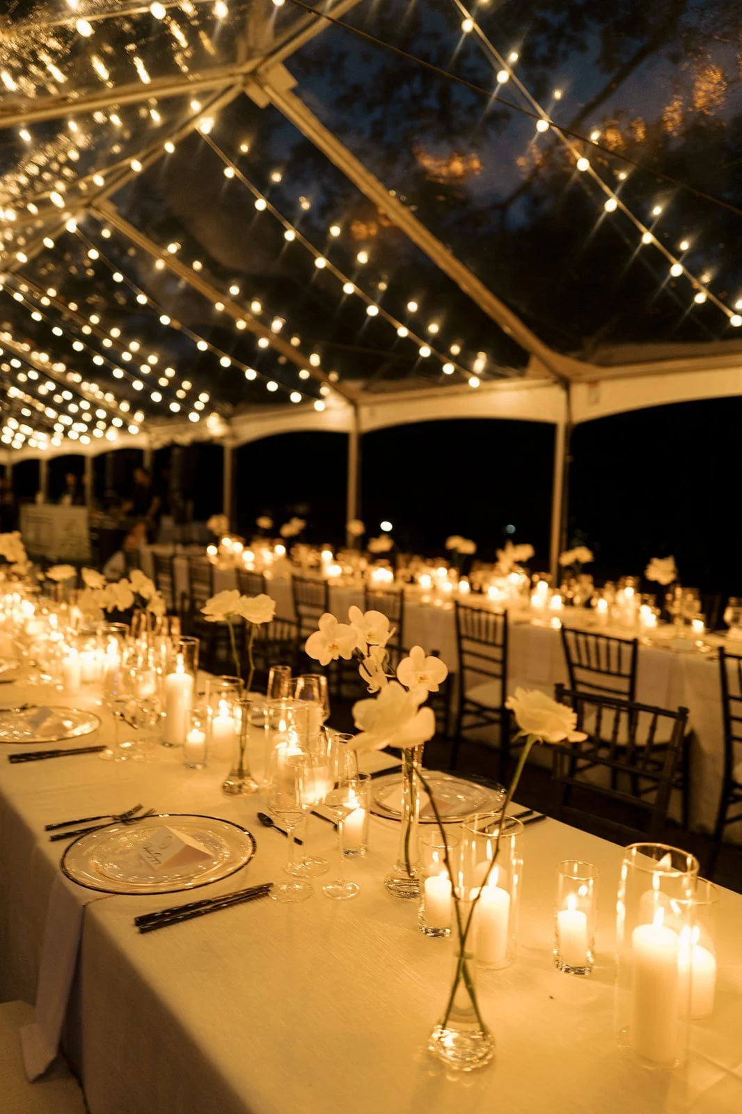 Modern wedding centerpiece with elegant black and white flowers at El Mangroove.